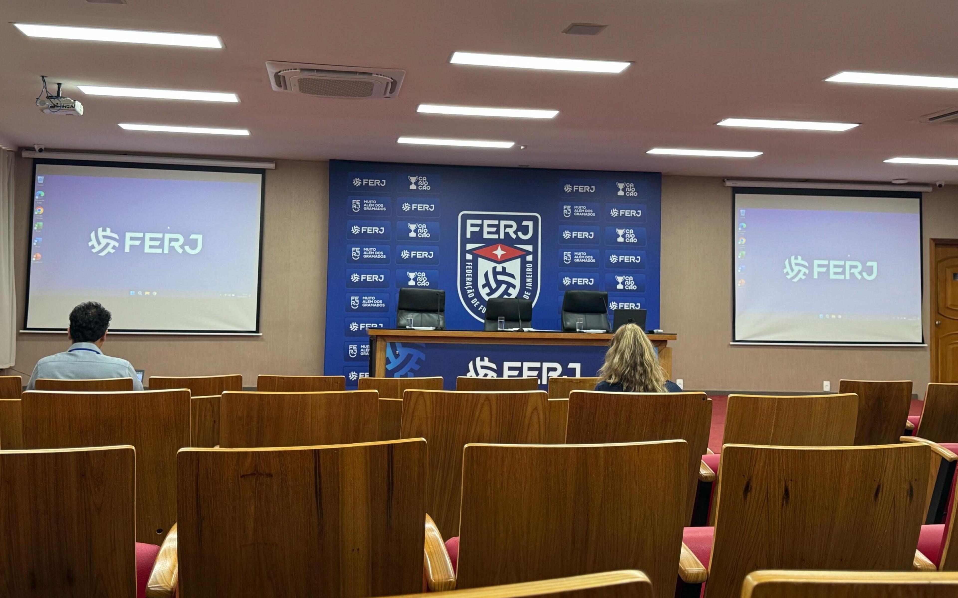 Ferj promete padronização de gramados, e Penalty não comparece em reunião sobre bola do  Carioca