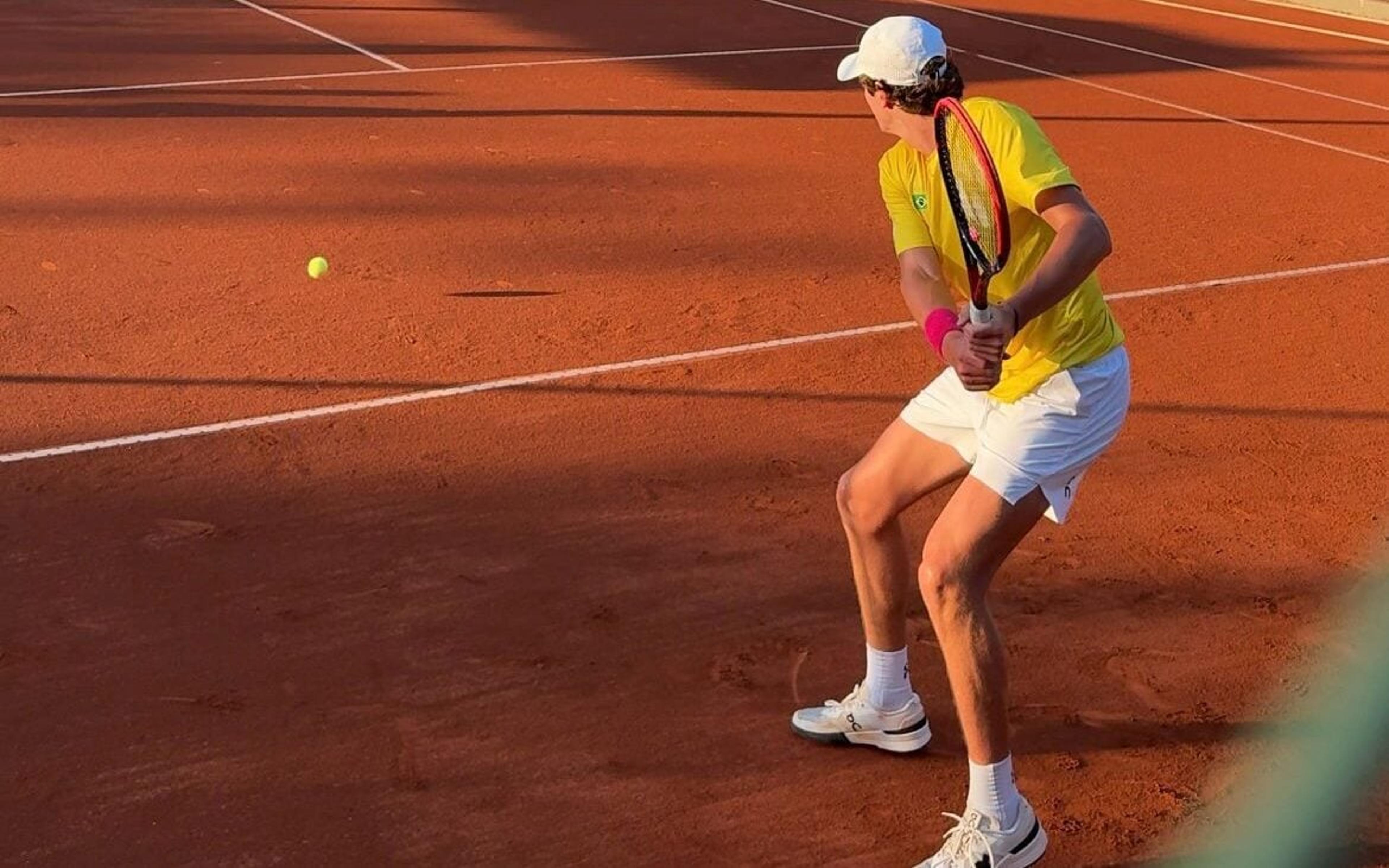 João Fonseca faz último treino antes de estrear no Rio Open; veja vídeo