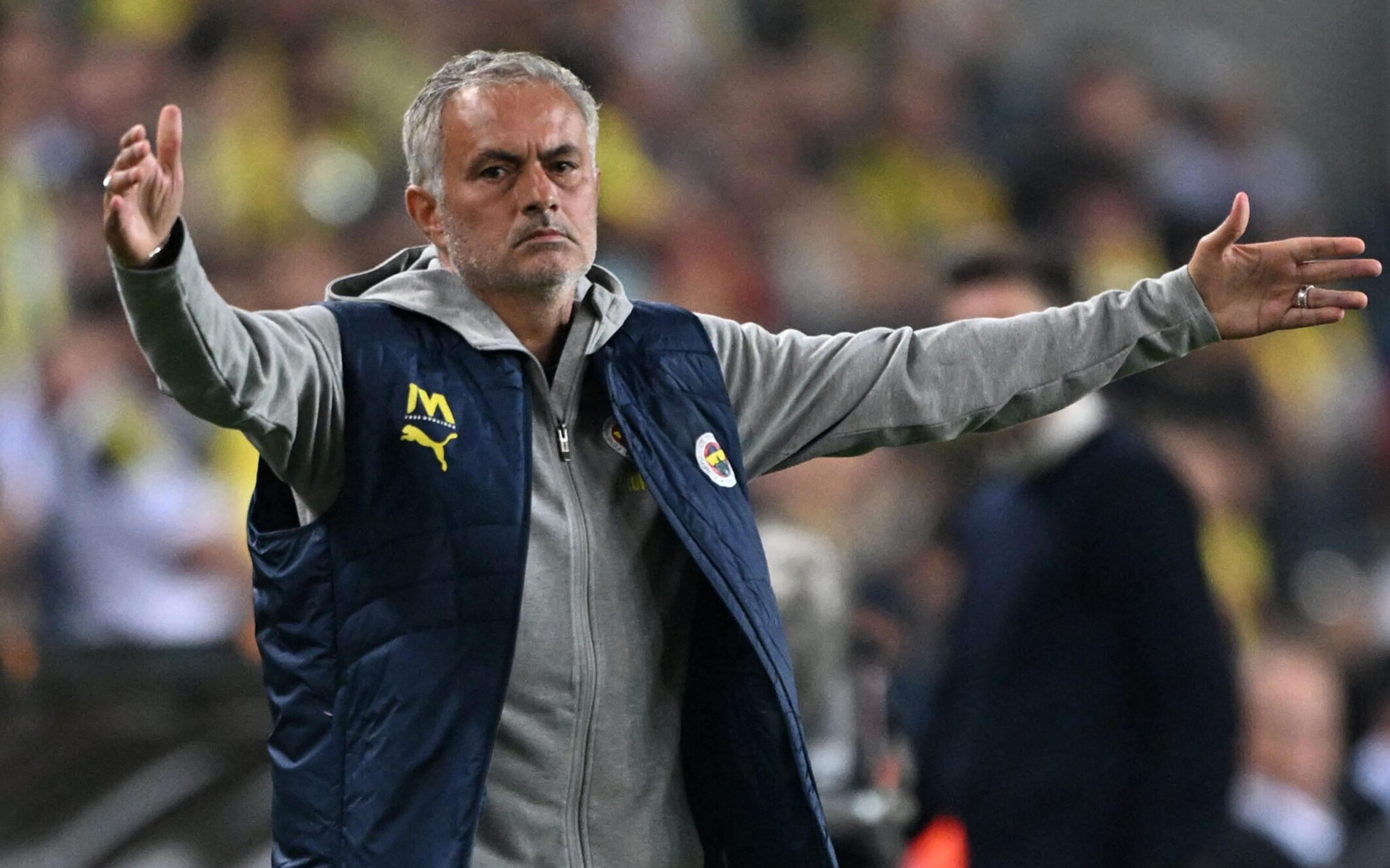 Mourinho detona Fenerbahçe e faz pedido polêmico para torcedores