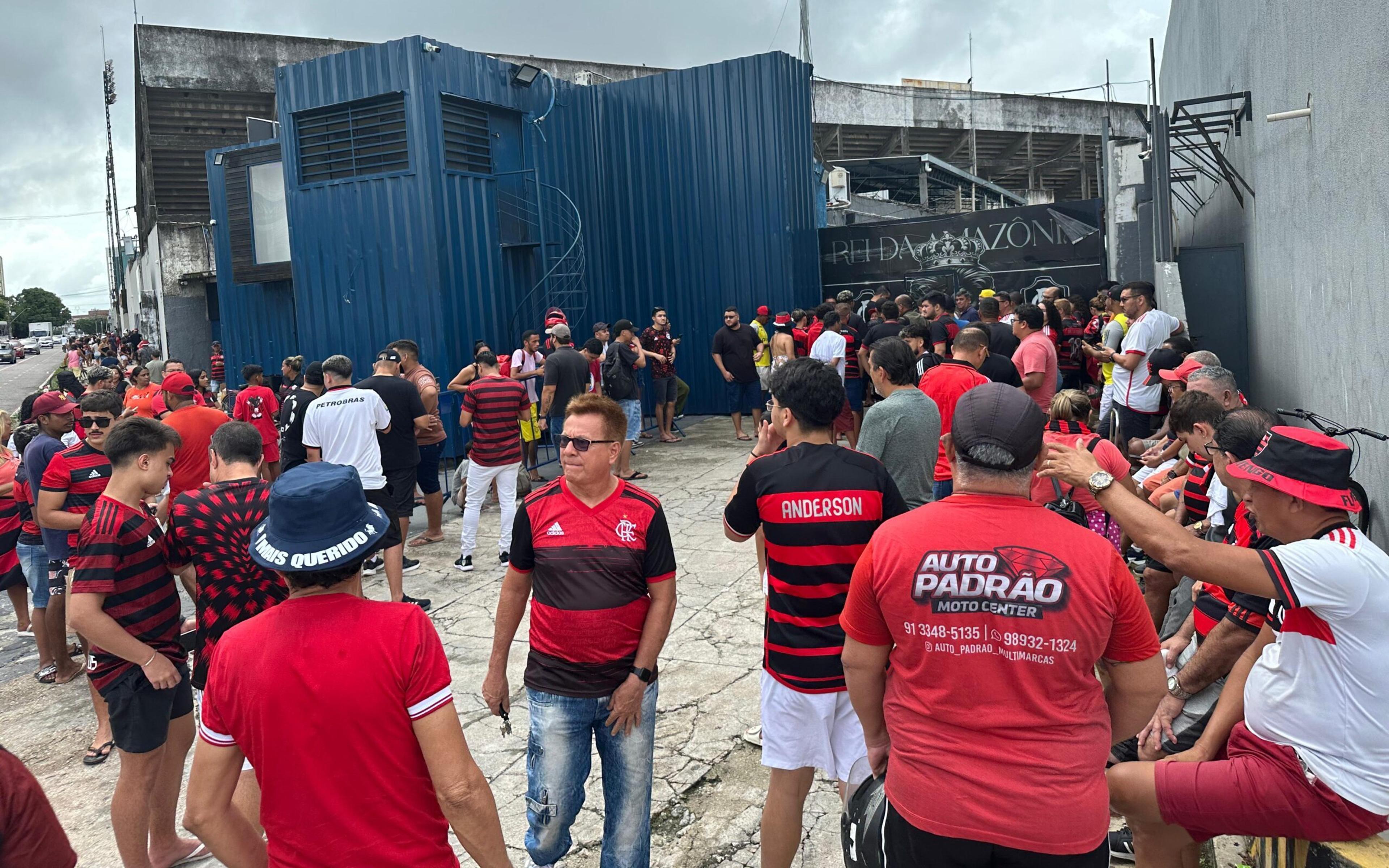 Torcedores do Flamengo fazem a festa na porta do treinamento em Belém