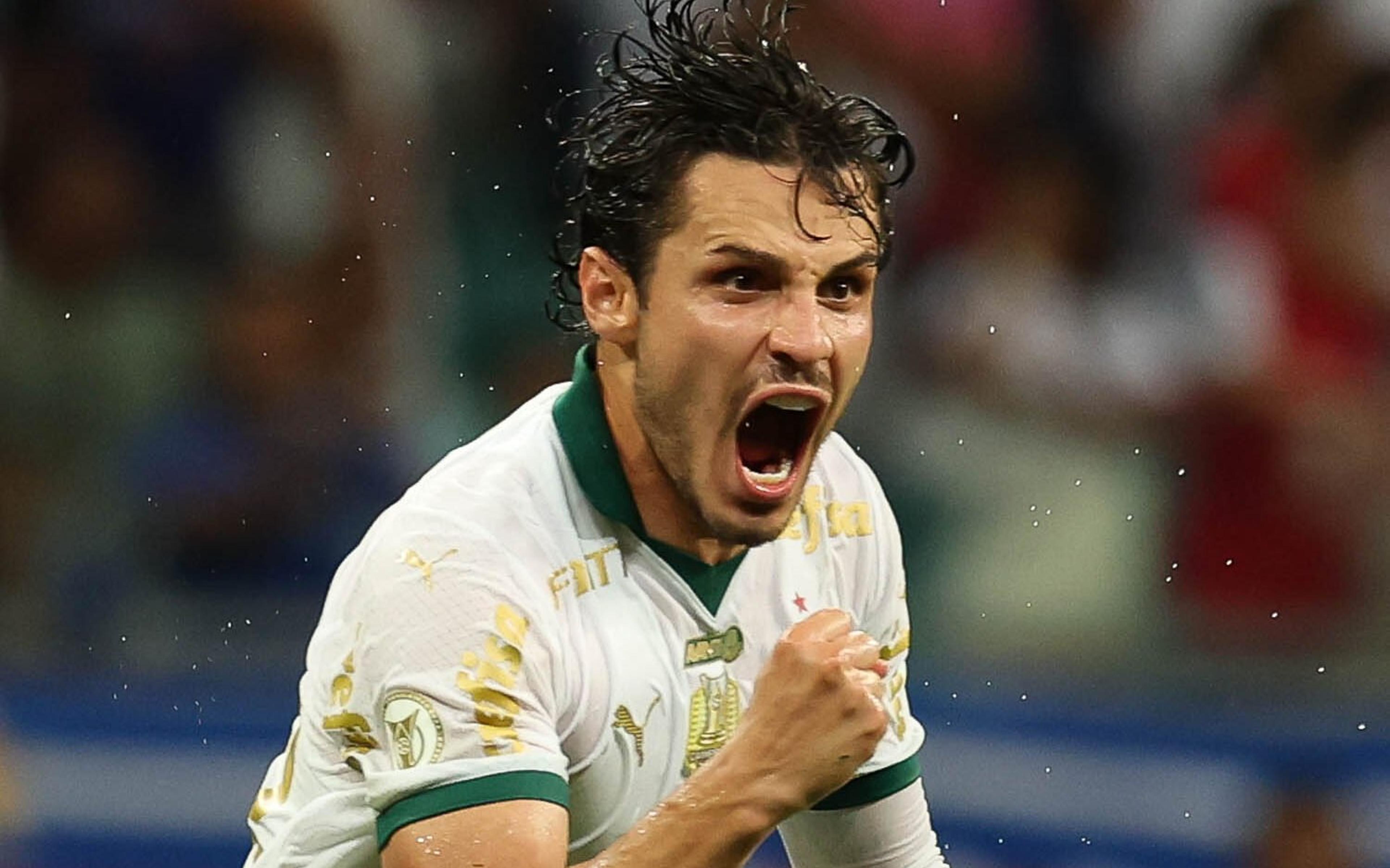 Raphael Veiga pode se aproximar dos maiores artilheiros do Dérbi pelo Palmeiras