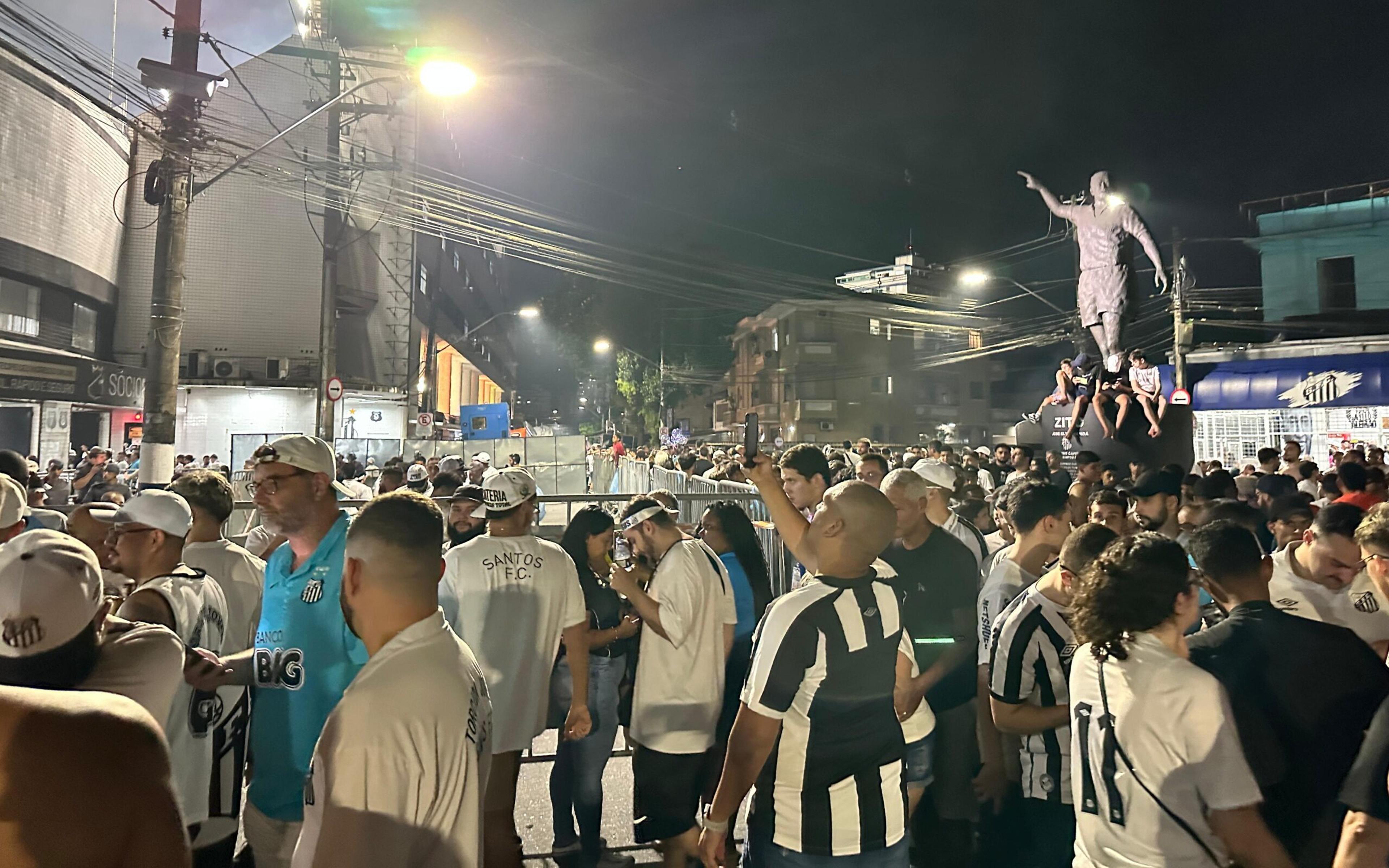 Neymar mostra visão de dentro do ônibus do Santos em chegada à Vila Belmiro