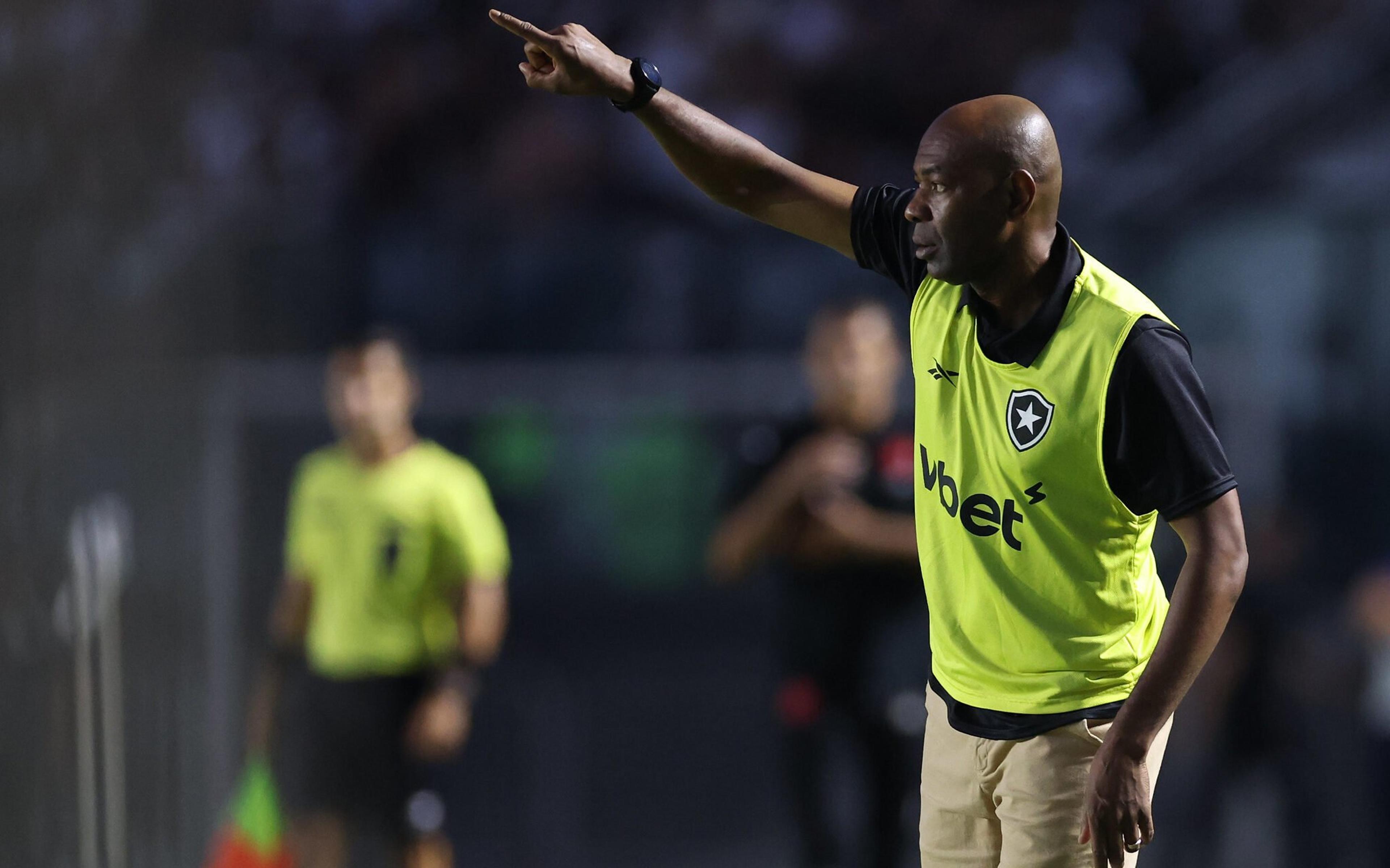 Triste pela eliminação do Botafogo, Caçapa pede foco no Racing