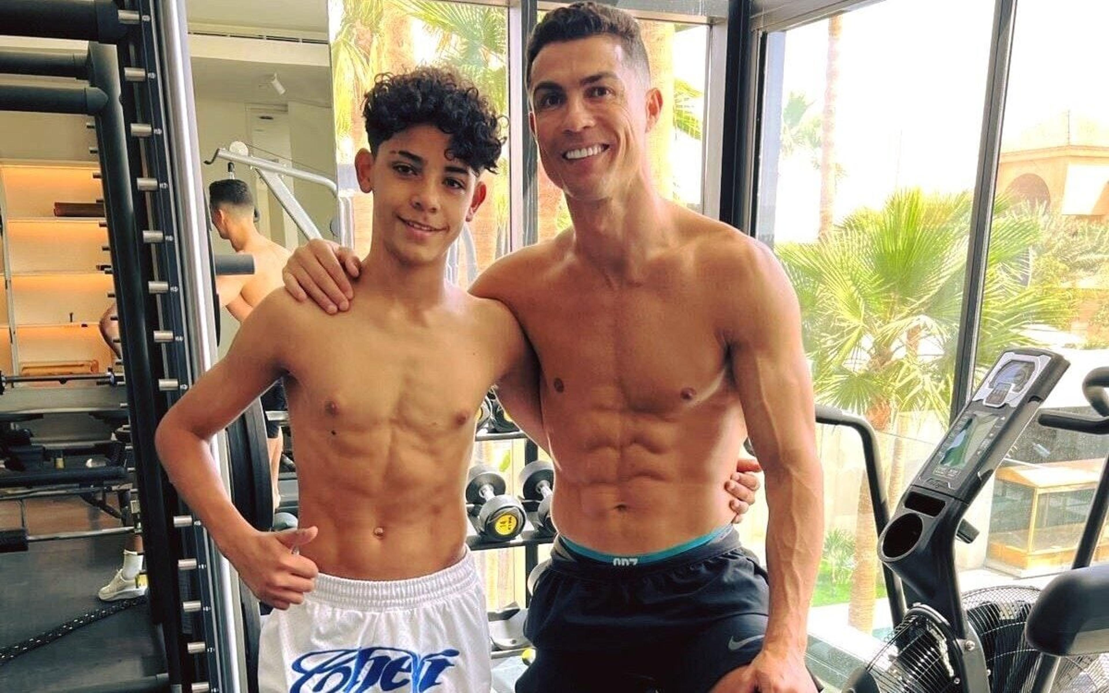 Filho de Cristiano Ronaldo aparece ao lado do pai vestindo camisa do Flamengo