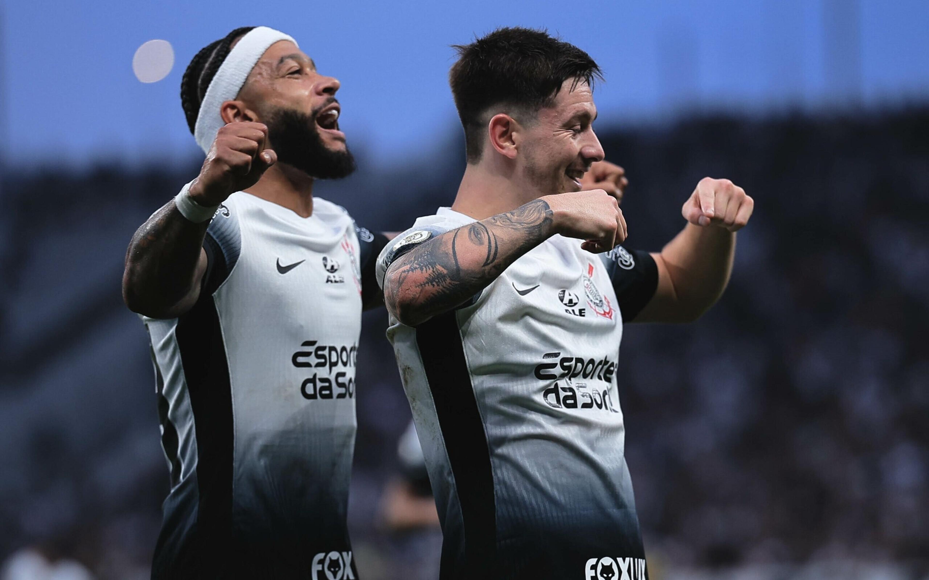 Garro comemora na arquibancada com torcida do Corinthians após a cerimônia de troca de camisa