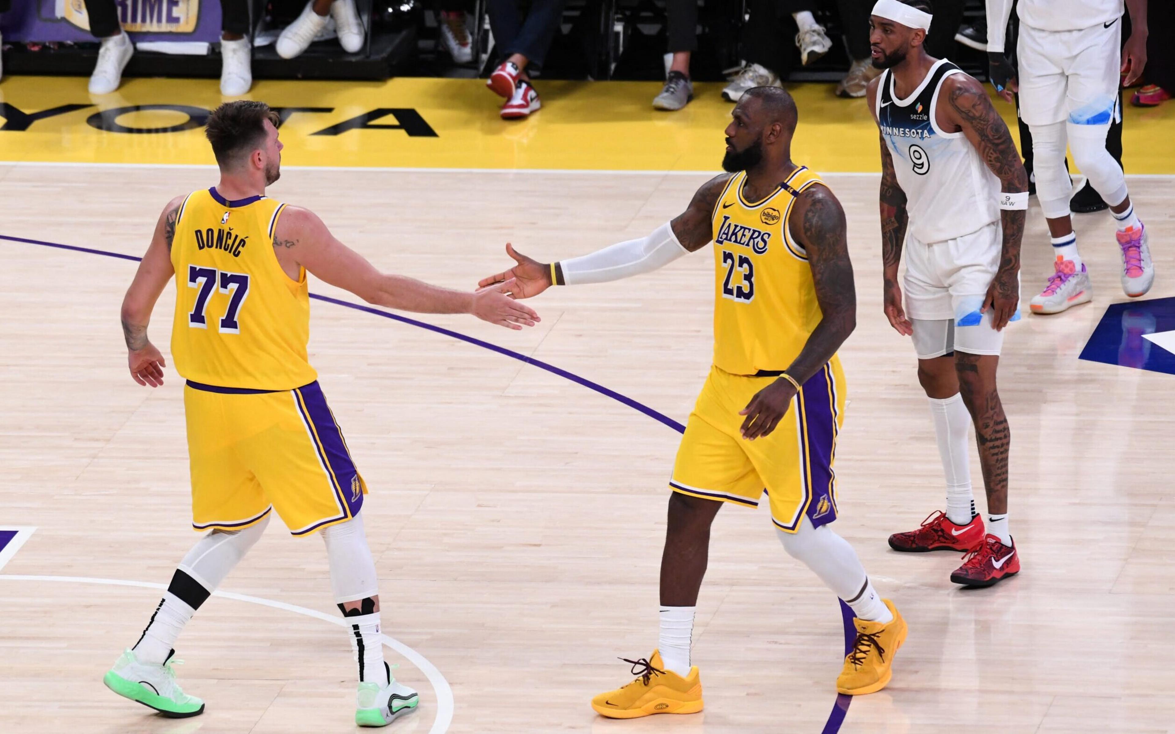 Assista: Luka Doncic dá passe insano para LeBron James em vitória do Lakers