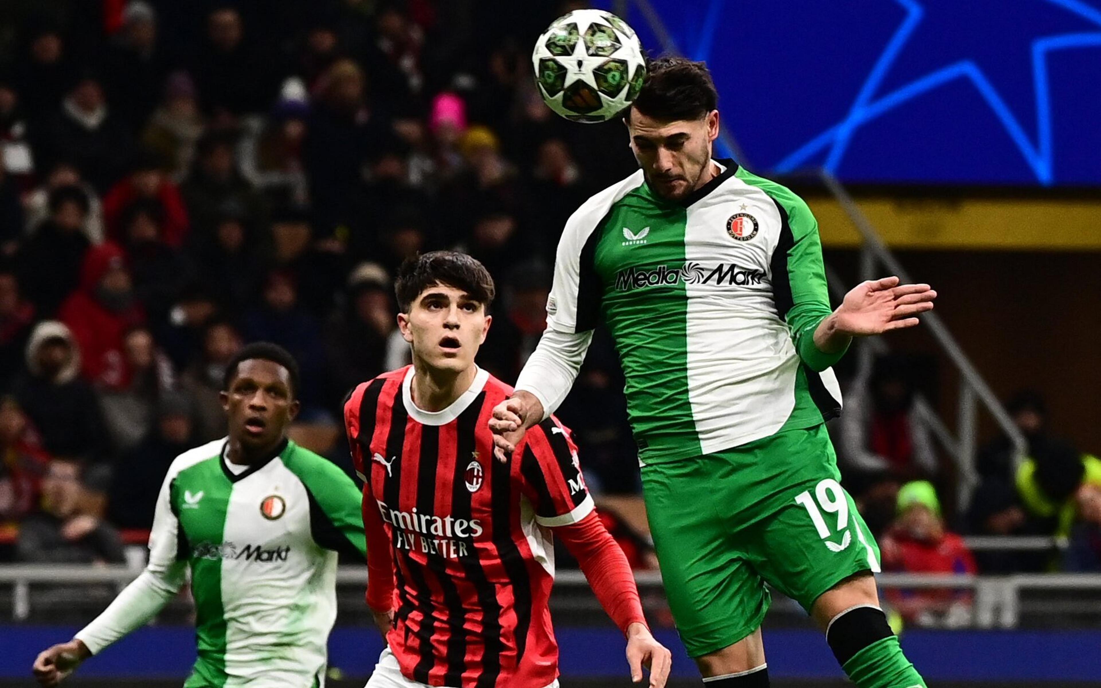 Milan tropeça com um a menos e Feyenoord se classifica na Champions League