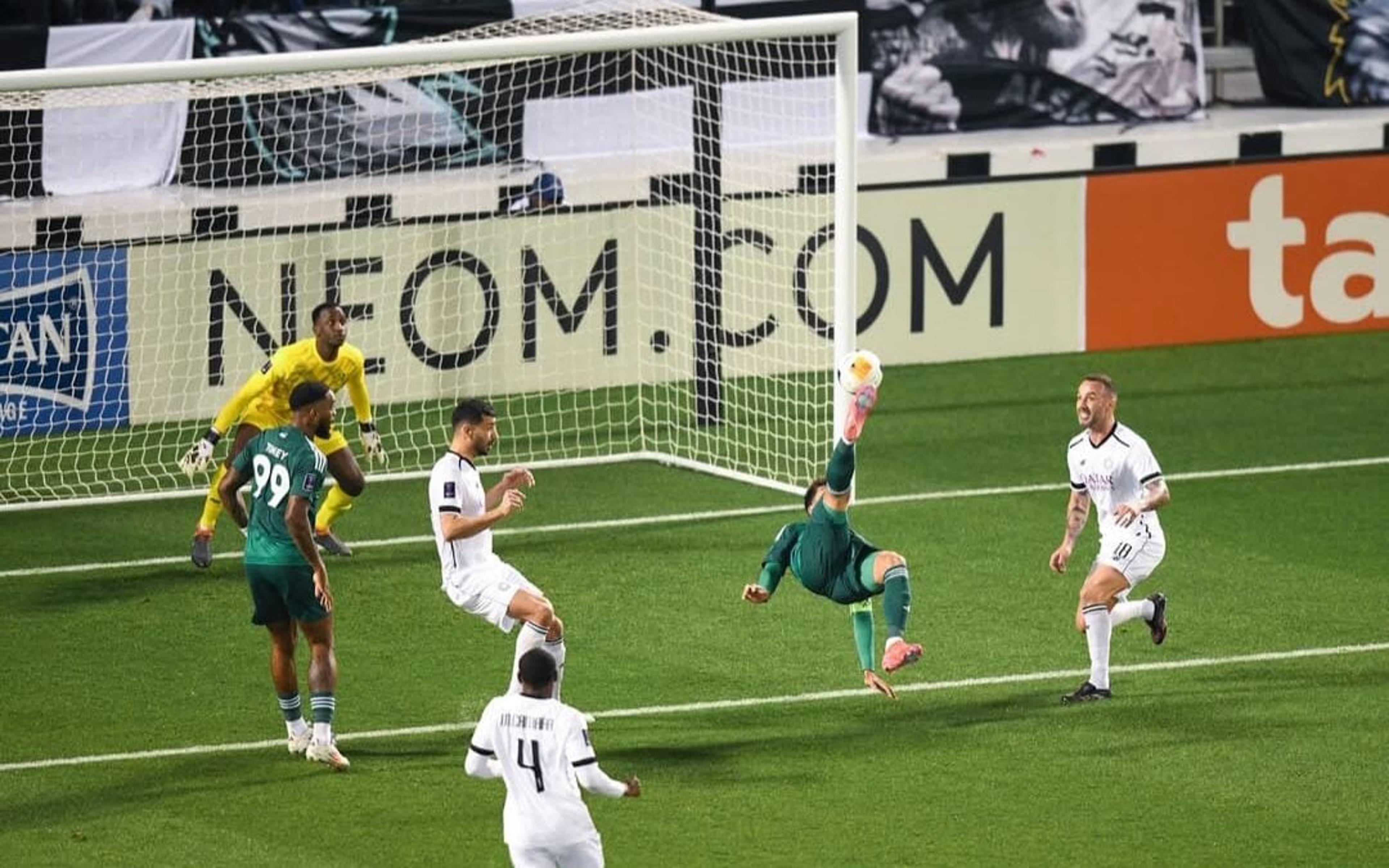 Firmino marca de bicicleta e castiga time de Claudinho pela Champions da Ásia