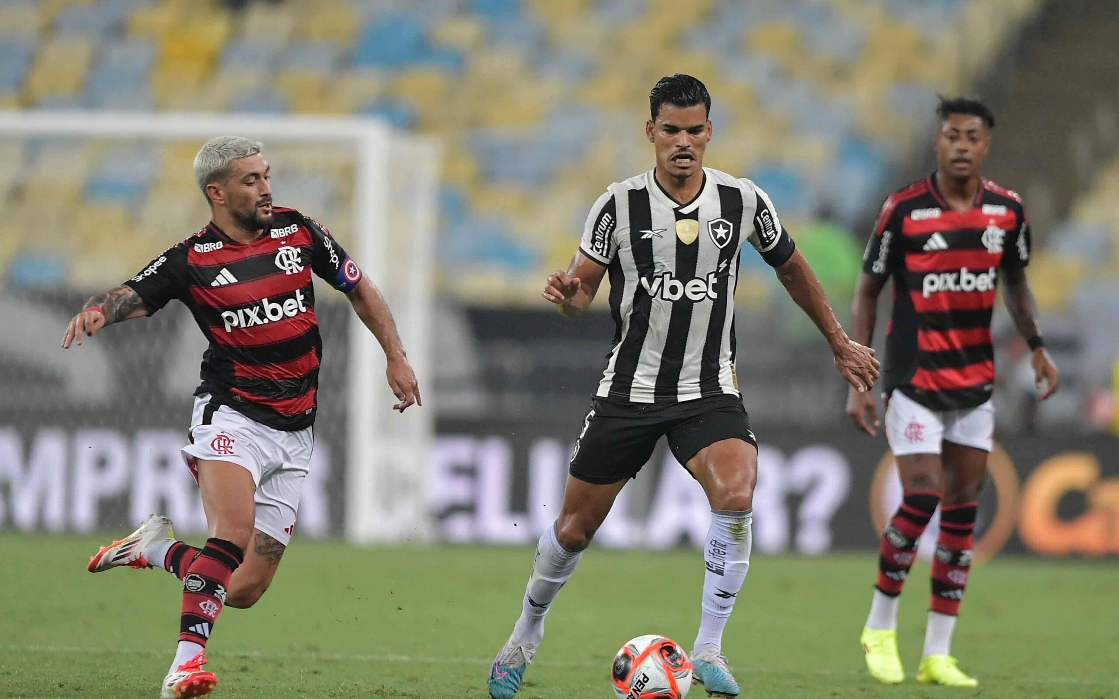 Jornalistas criticam não expulsão de jogador em Flamengo x Botafogo: ‘Absurdo’