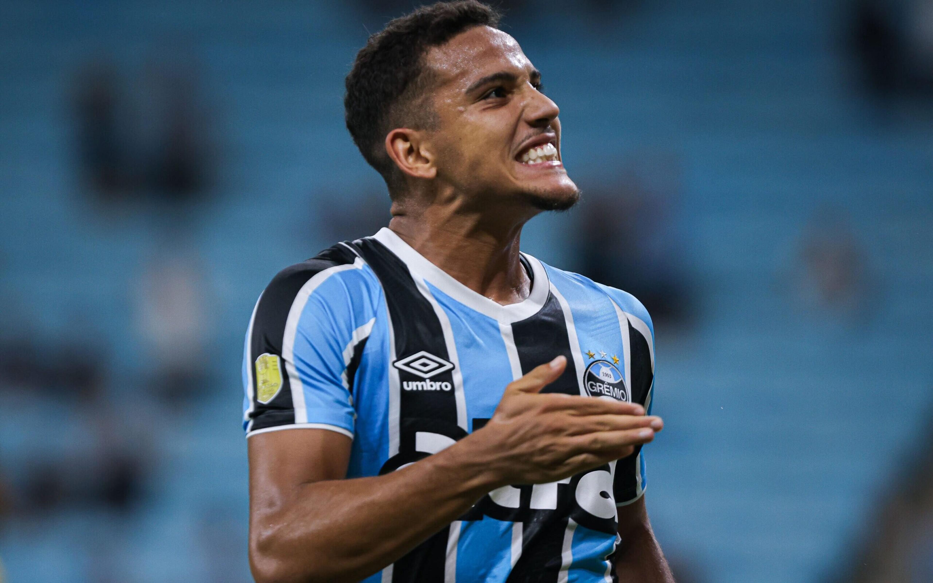 Grêmio faz 3 gols em 7 minutos e goleia o Pelotas no Gauchão