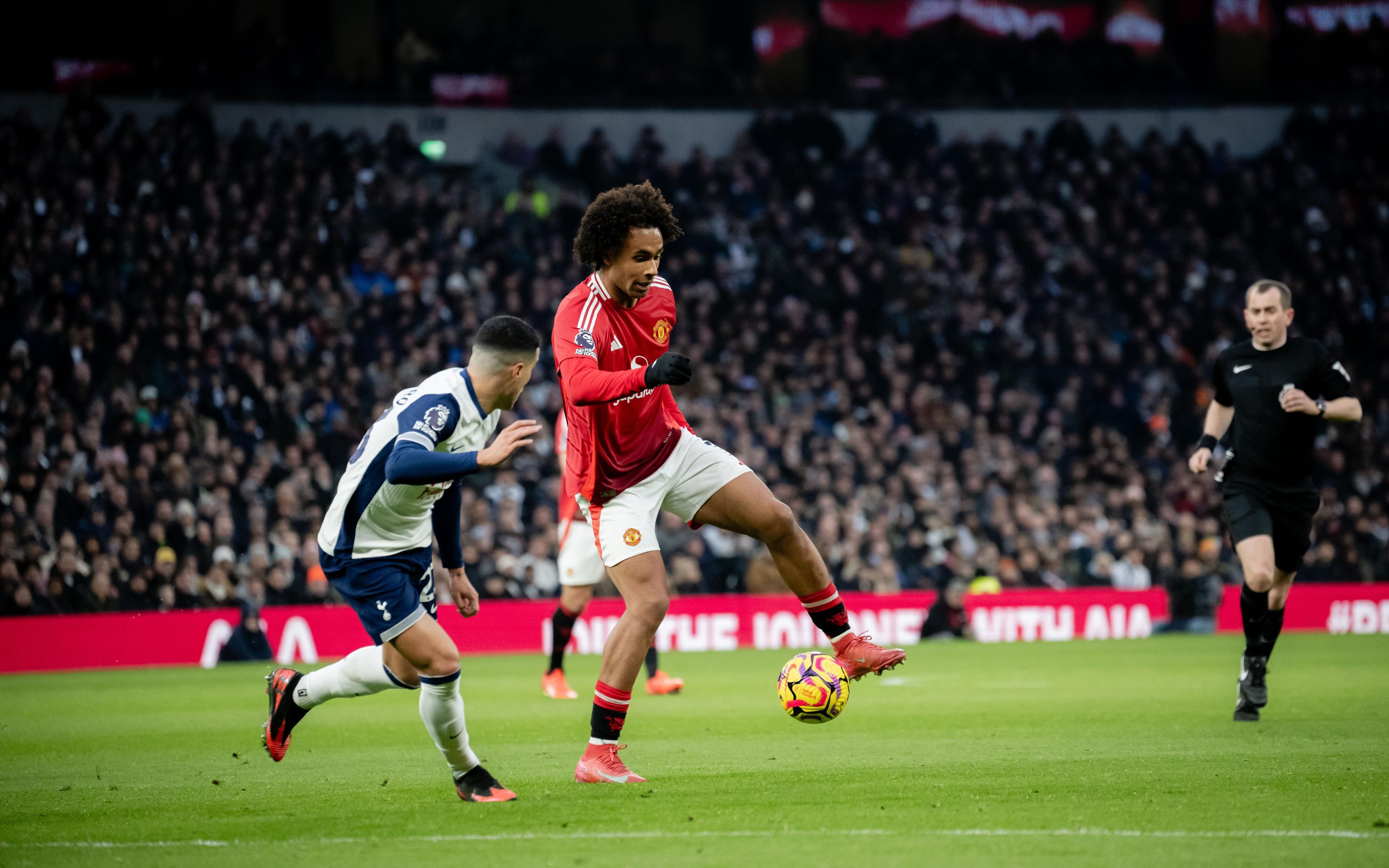 Em duelo de meio de tabela, Spurs vencem United em jogo apertado