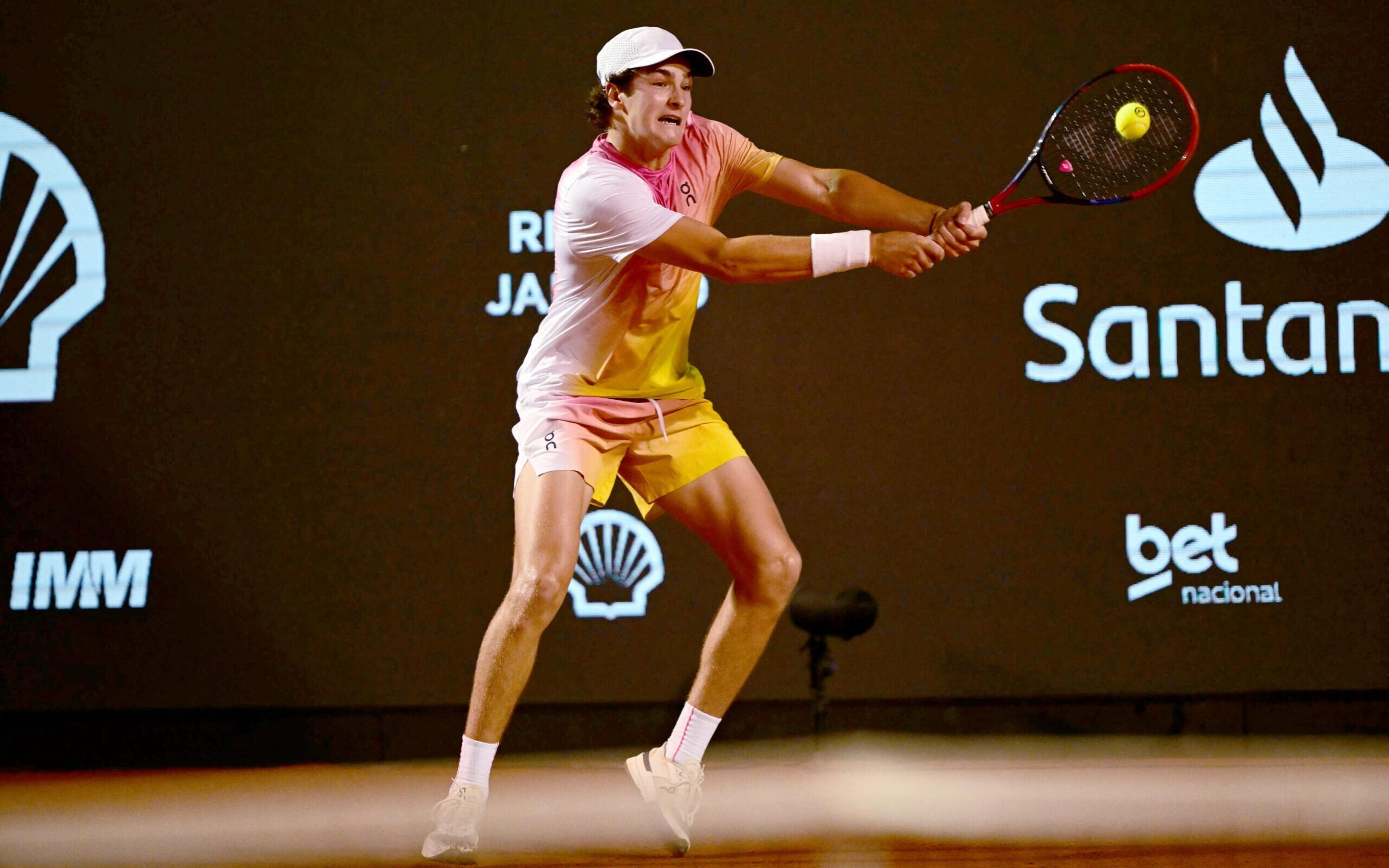 João Fonseca frustra torcida e cai na estreia no Rio Open