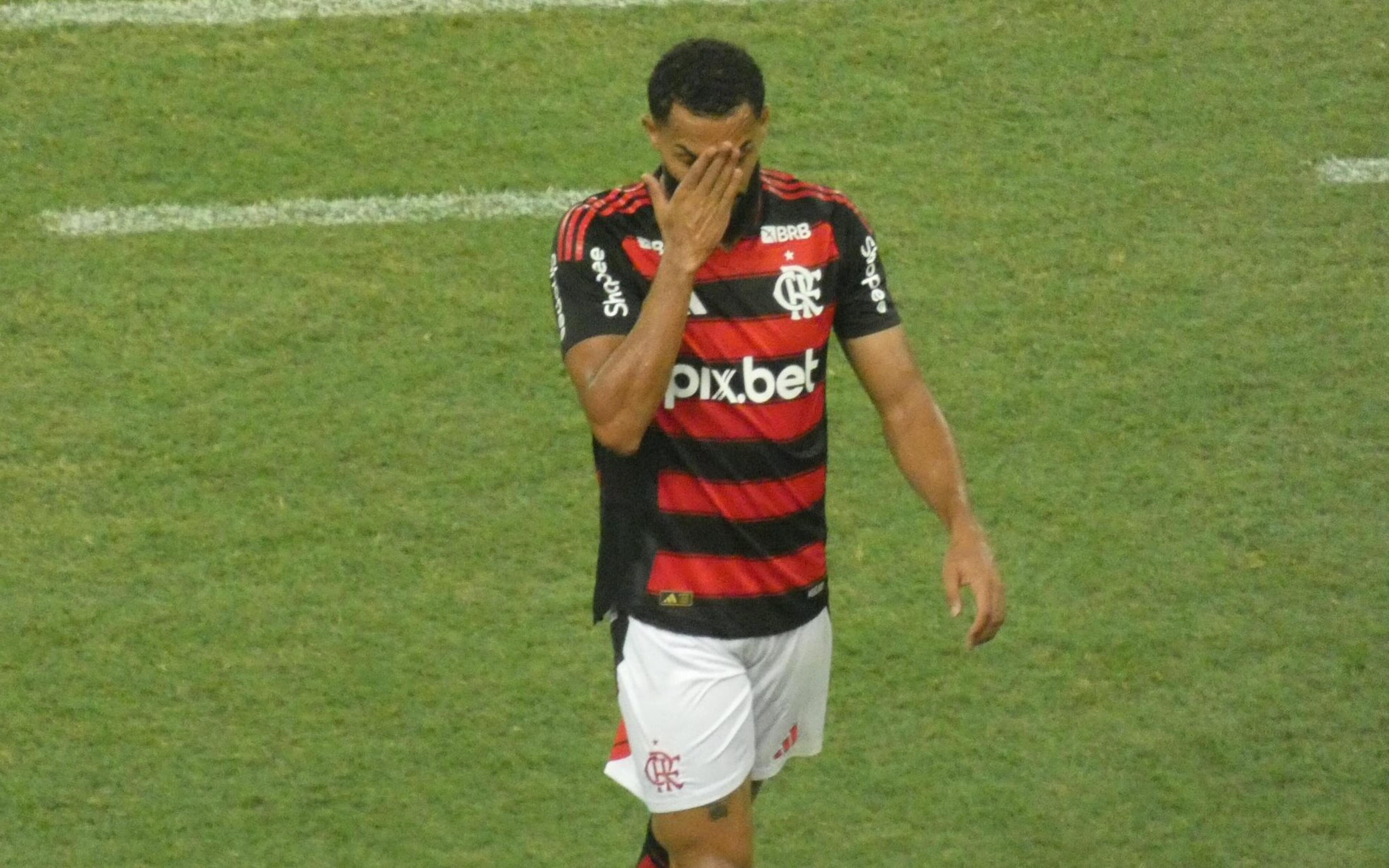 Torcedores do Flamengo reclamam de entrada de Barboza, do Botafogo, em Juninho