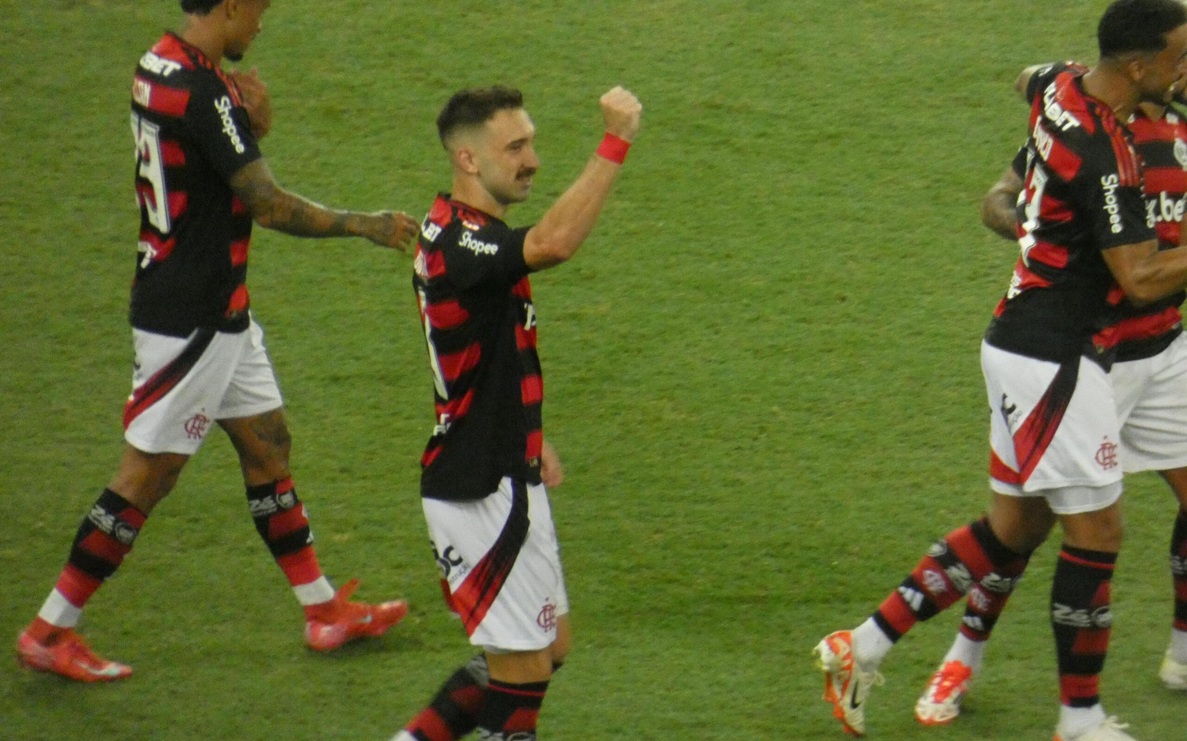 Flamengo domina Botafogo e lidera Carioca, com briga no fim; veja melhores momentos