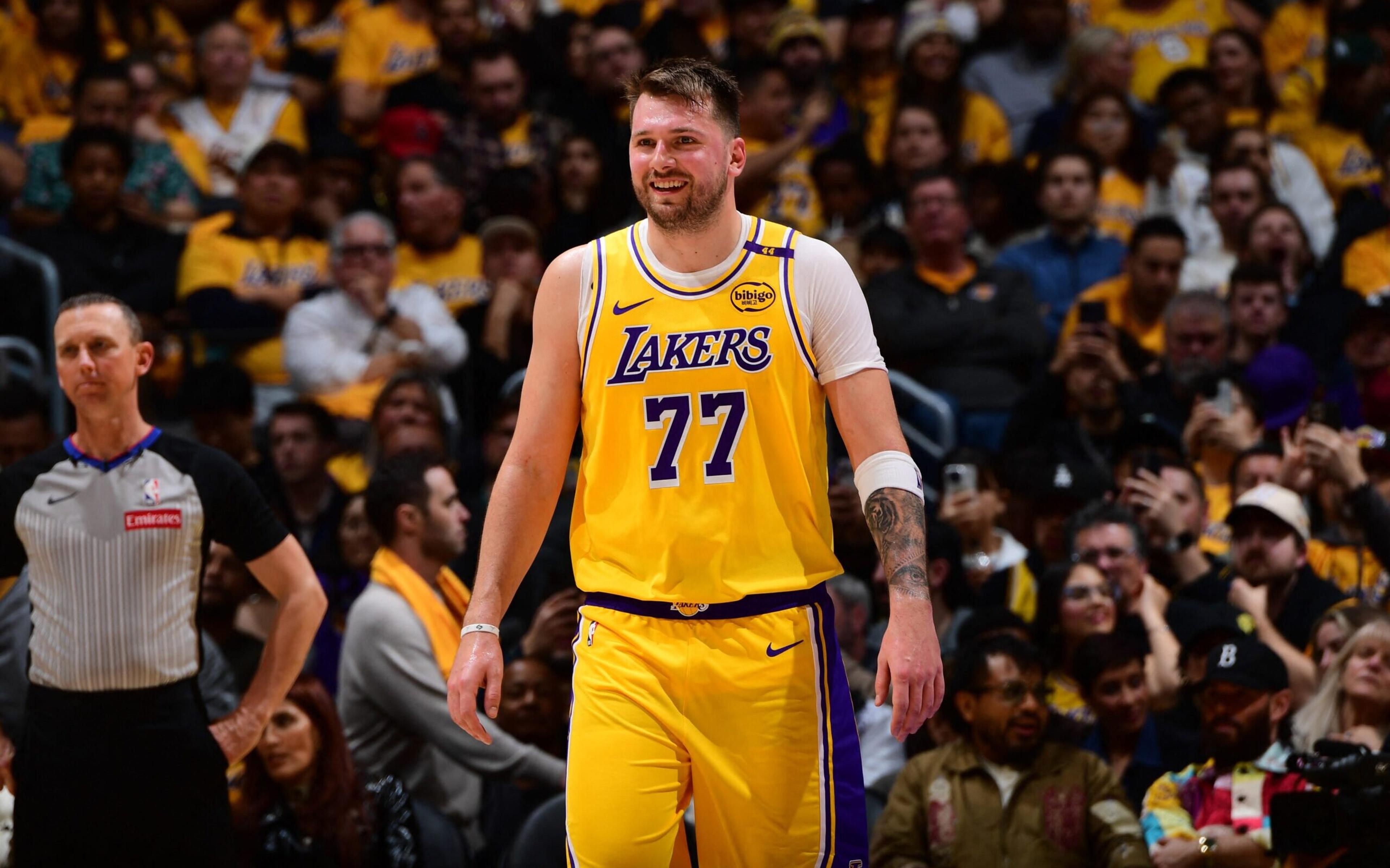 Com homenagem de LeBron, Luka Doncic estreia com vitória pelo Lakers