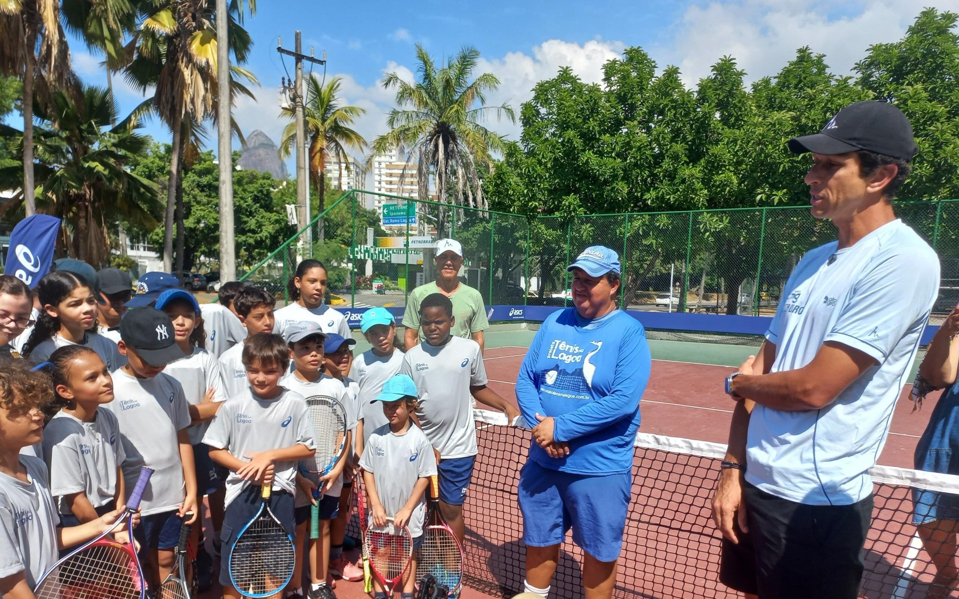 Campeão do Rio Open, Marcelo Melo visita projeto social, faz a alegria das crianças e sonha com Olimpíadas