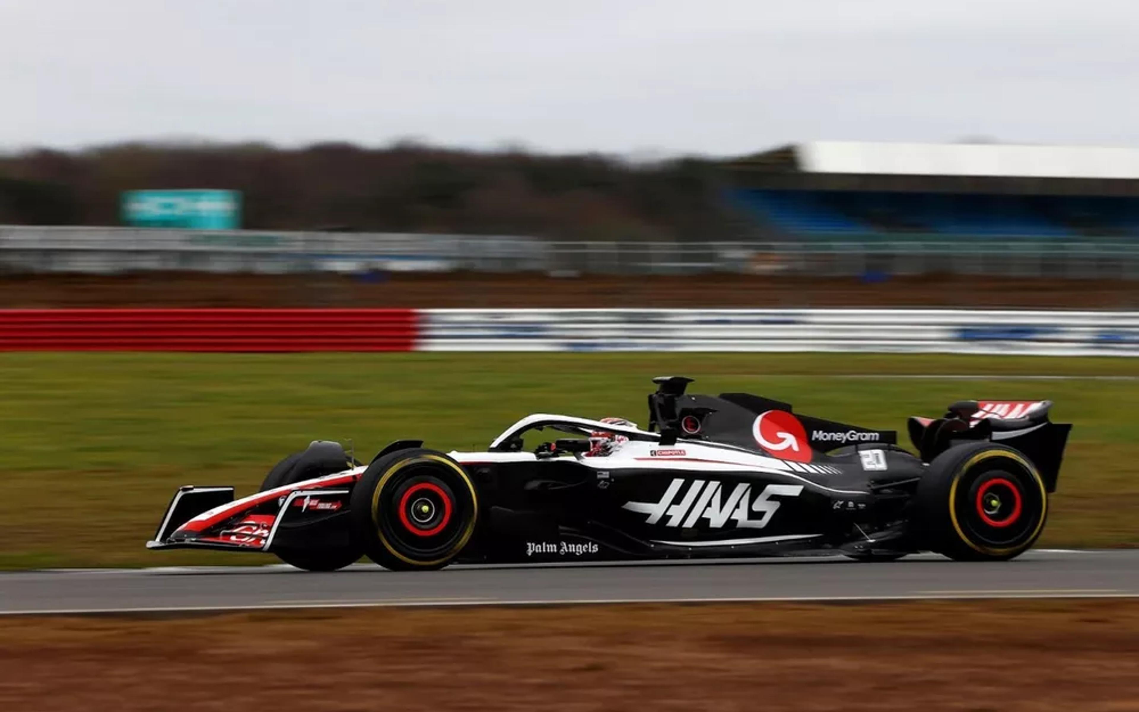 Haas aparece com pintura tricolor e mostra cara do VF-25 em shakedown em Silverstone