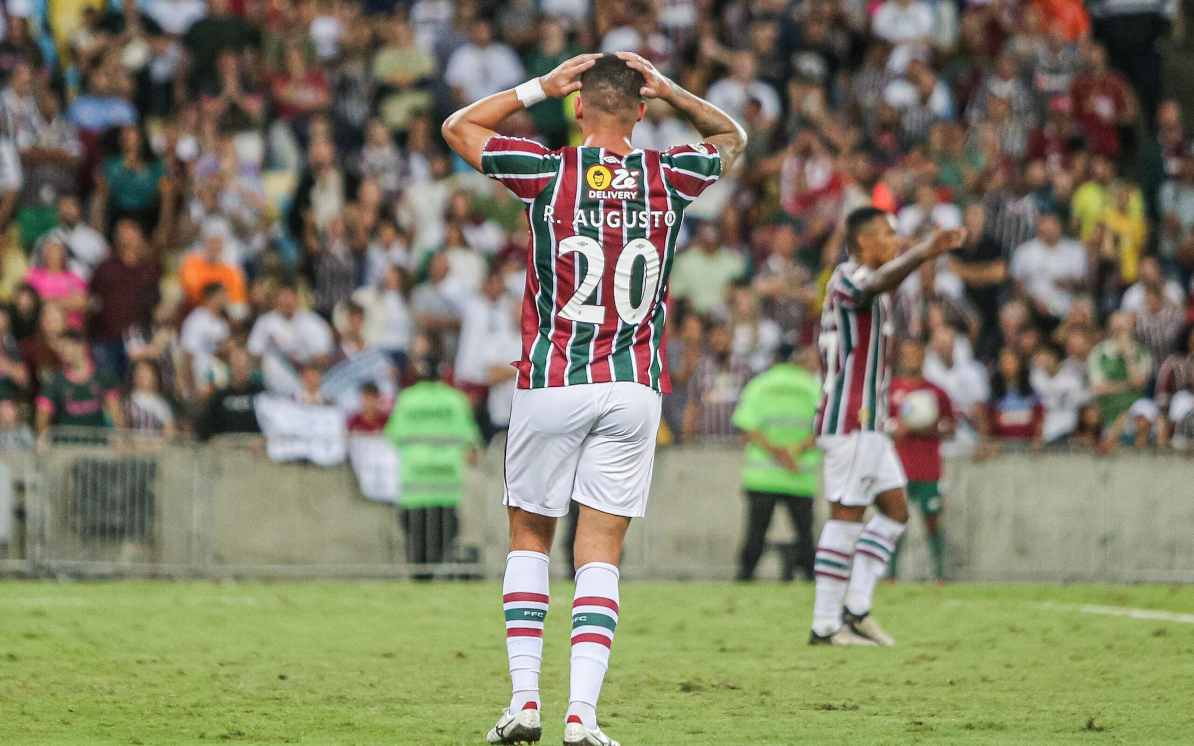 Renato Augusto desfalca Fluminense por tempo indeterminado após cirurgia