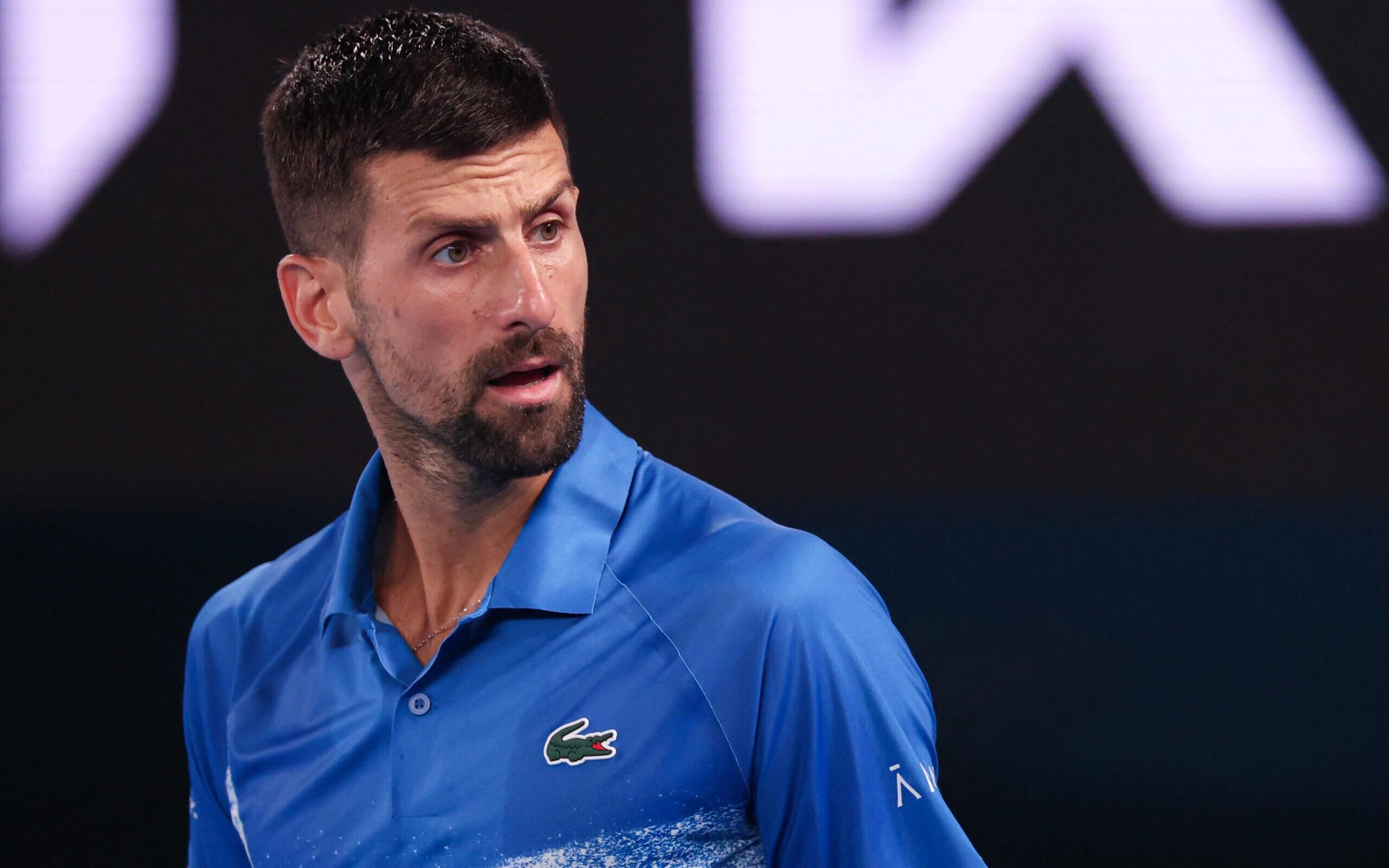 Após derrota em estreia, Djokovic é visto mancando em aeroporto de Doha