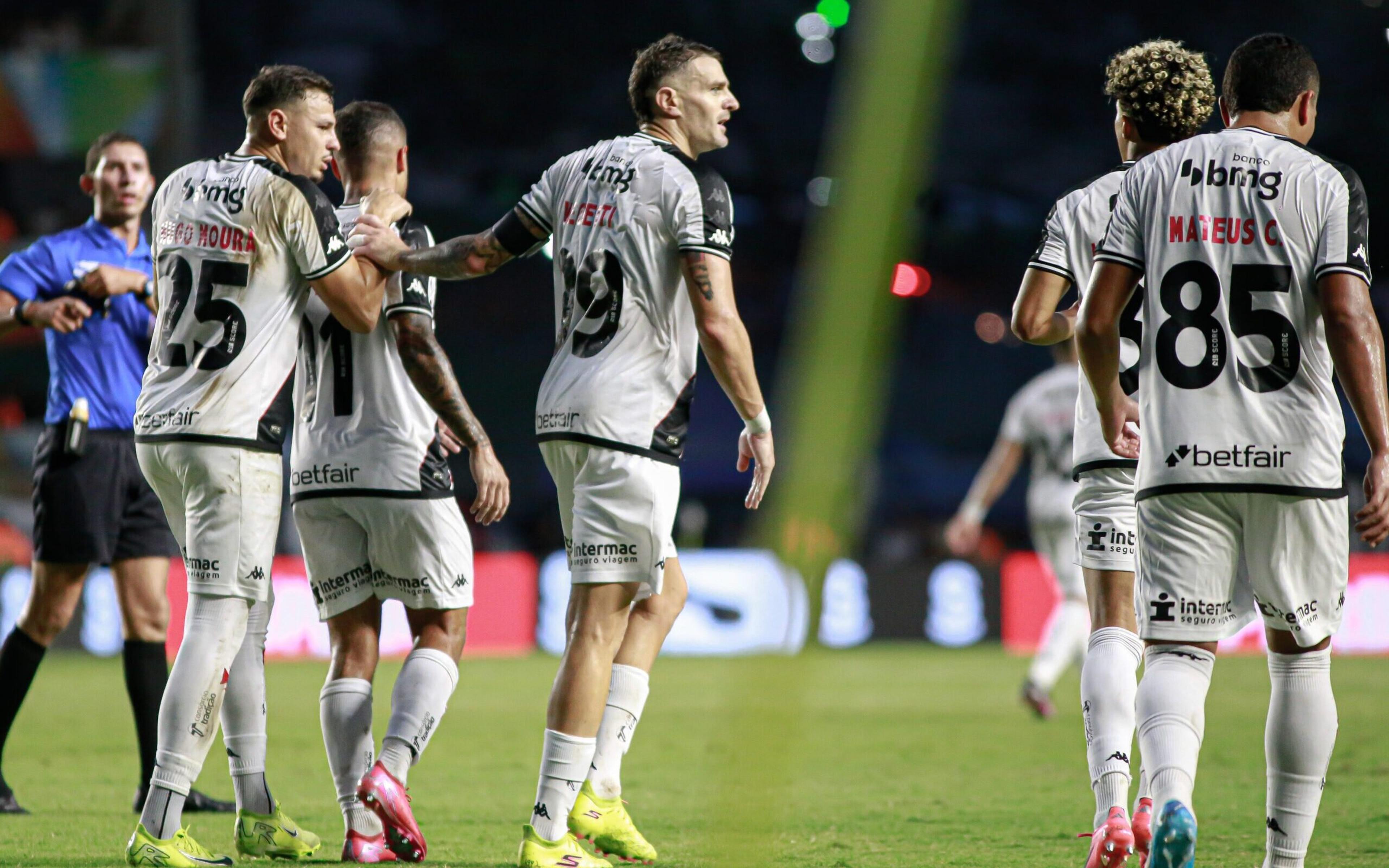 Vasco tem grupo completo para o clássico com o Botafogo