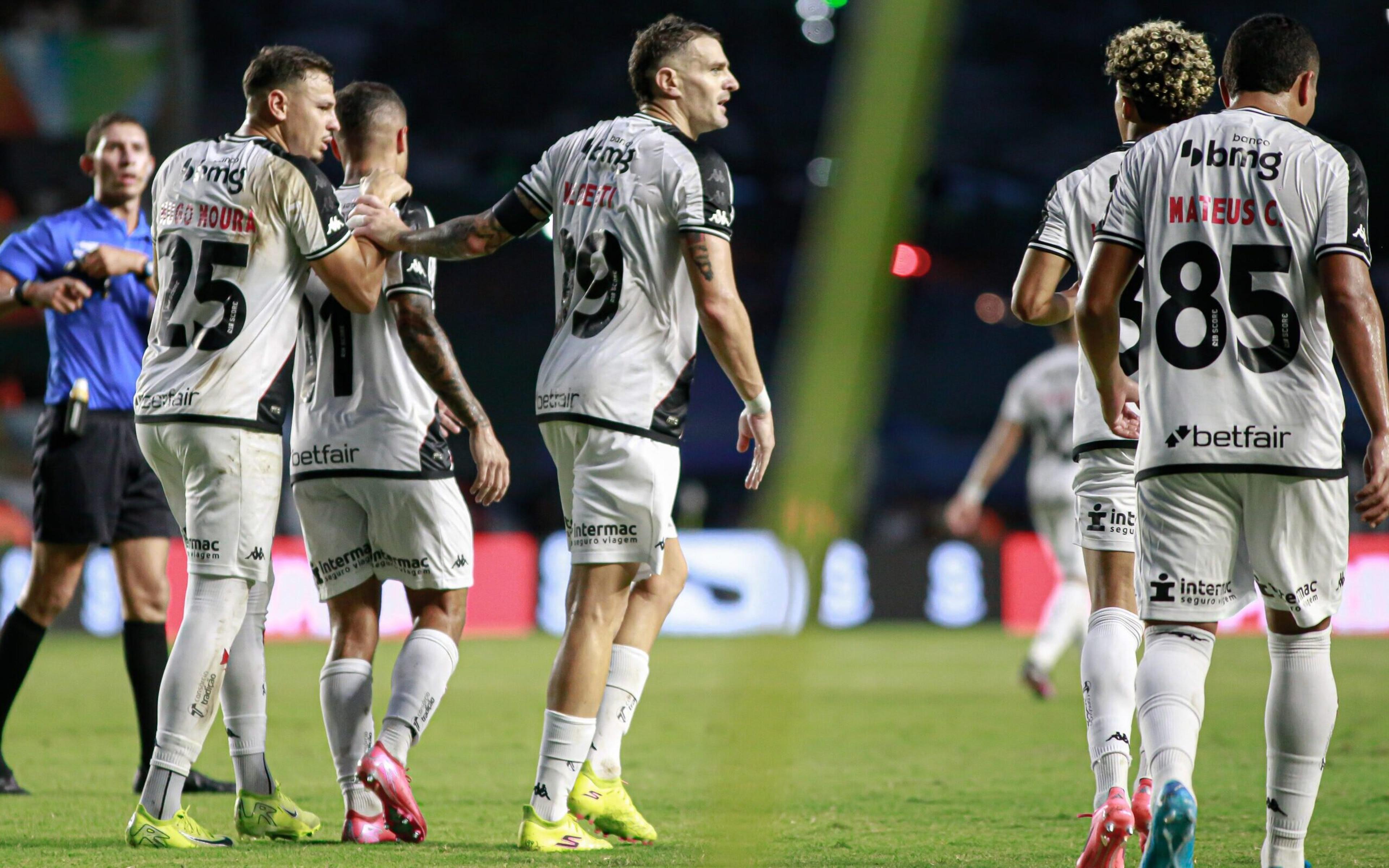 ANÁLISE: Vegetti salva Vasco da primeira derrota na temporada em jogo marcado por erros da zaga