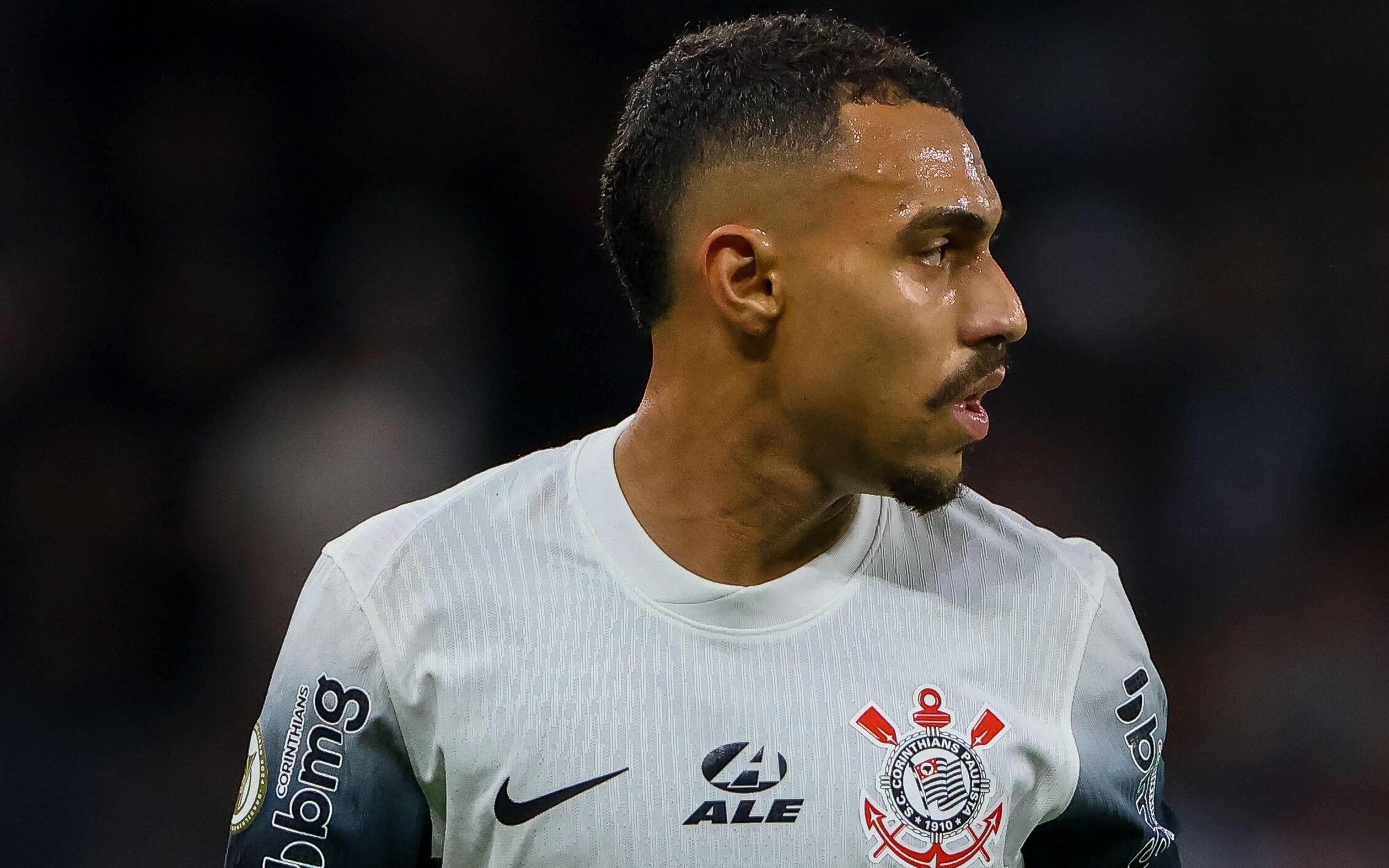 Torcida do Corinthians vibra com lance de Matheuzinho contra o Palmeiras