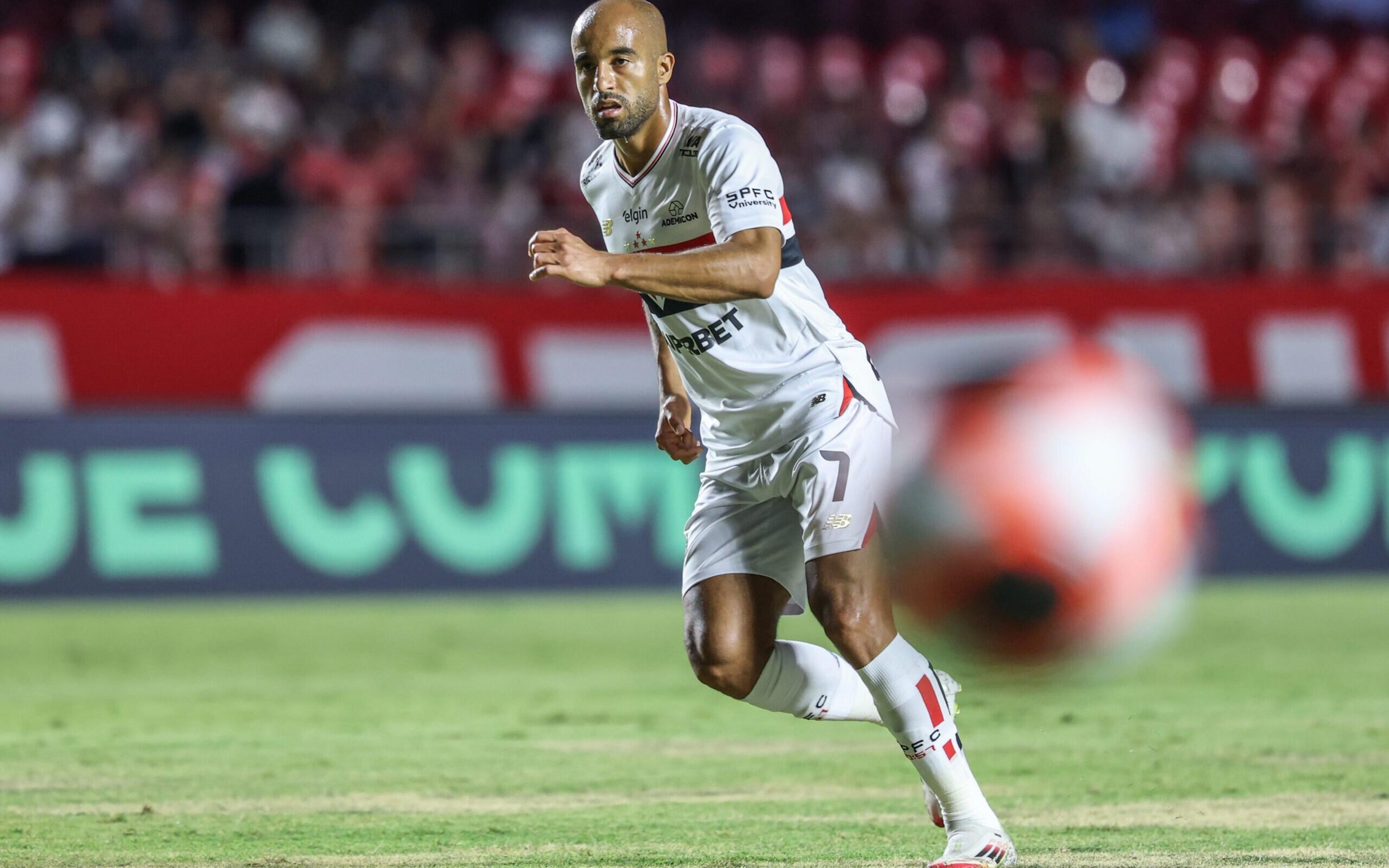 Atletas do São Paulo estudam adversário com vídeo durante o treino