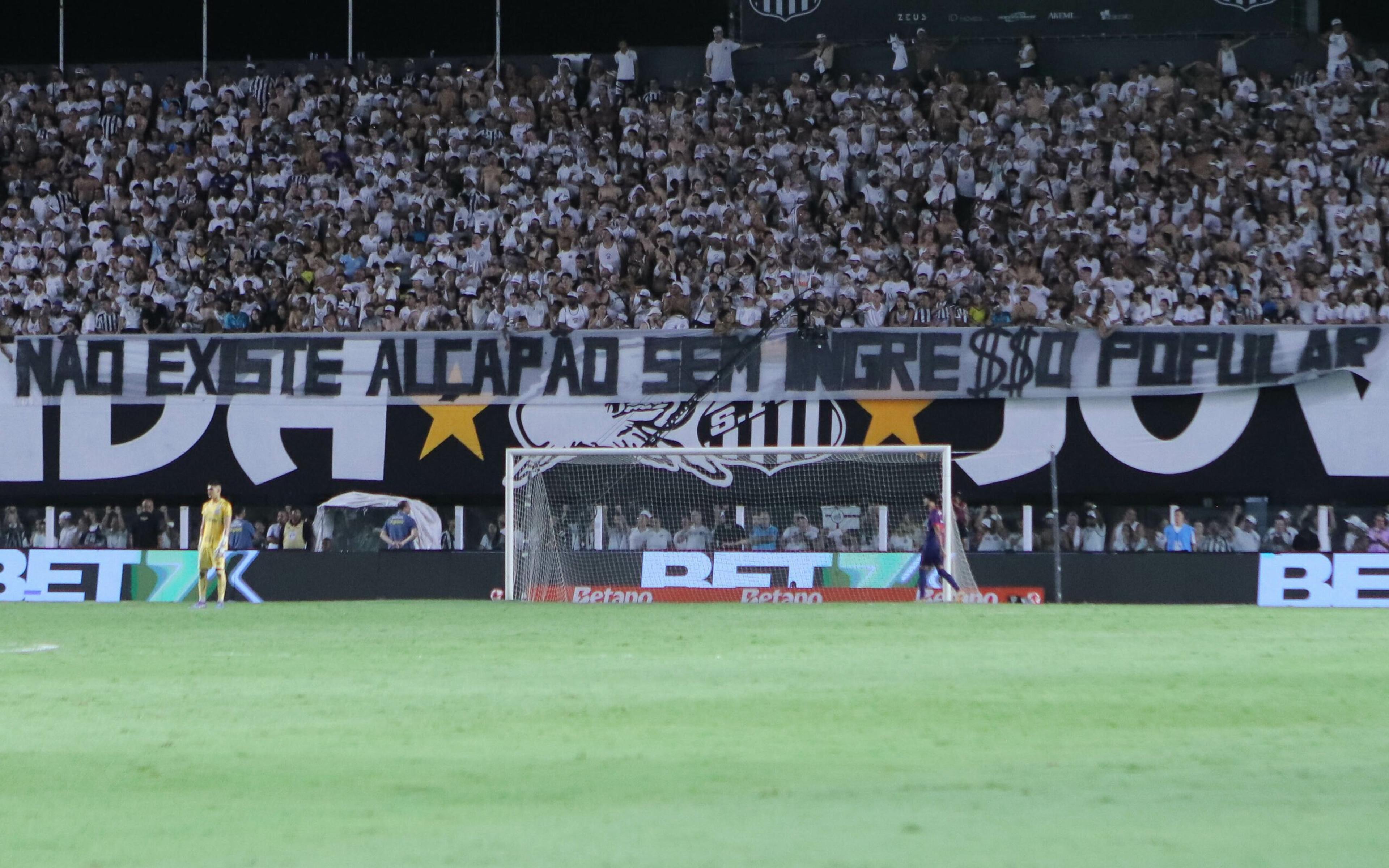 Torcida Jovem do Santos protesta contra o preço dos ingressos