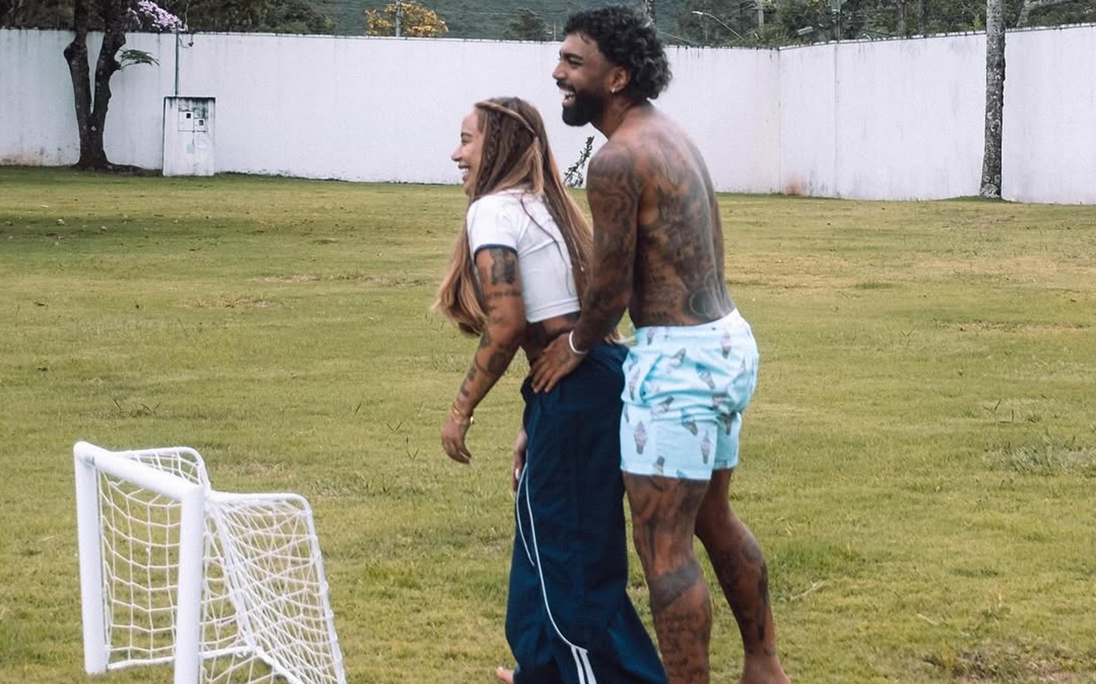 Nada de Sapucaí: Gabigol curte carnaval com Rafaella e assiste ao jogo do Santos