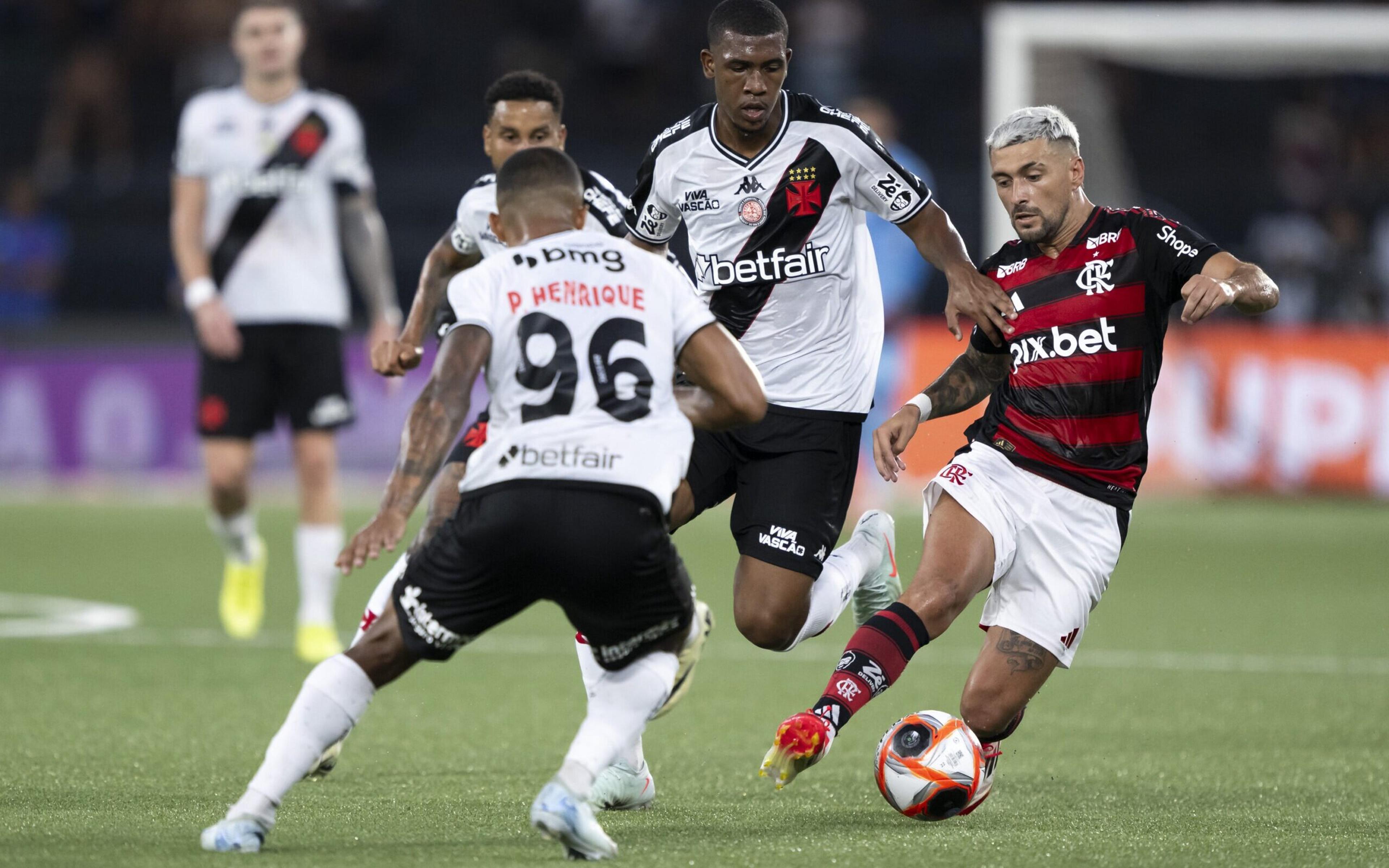 Dublador revela o que jogadores de Vasco e Flamengo disseram em clássico cheio de confusões