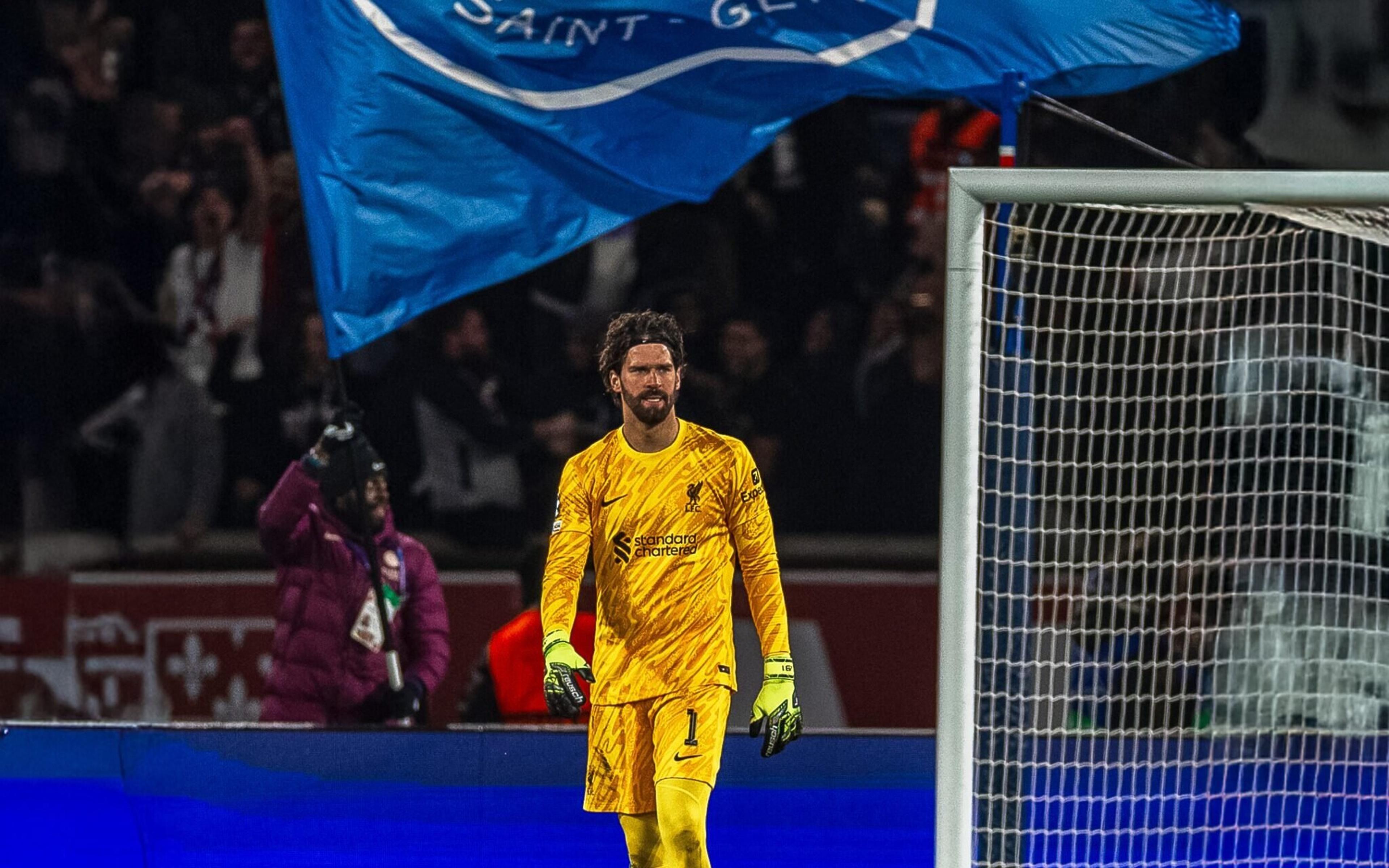 Alisson atinge marcas históricas em vitória do Liverpool na Champions; confira