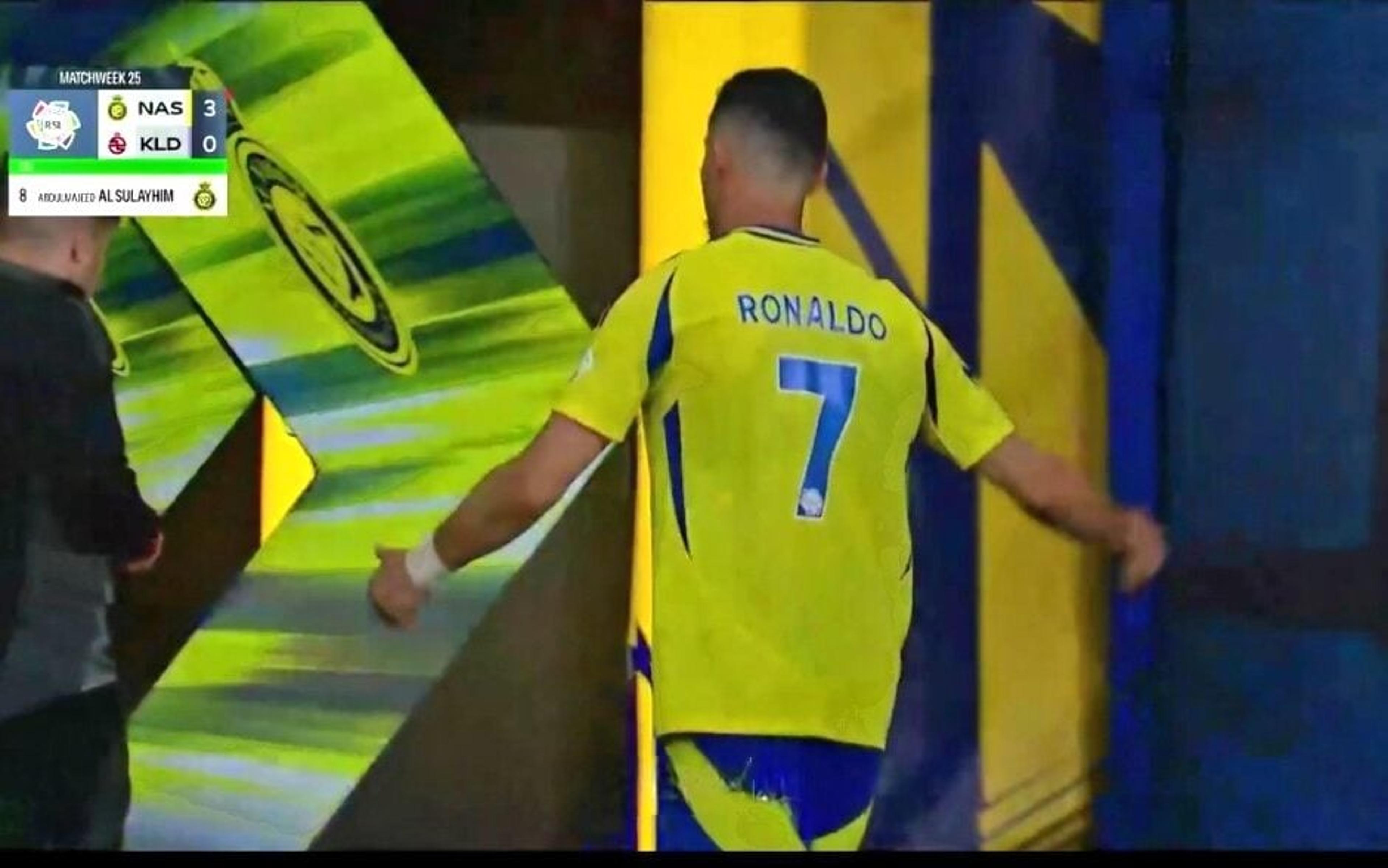 Cristiano Ronaldo se irrita com substituição e vai para vestiário em vitória do Al-Nassr