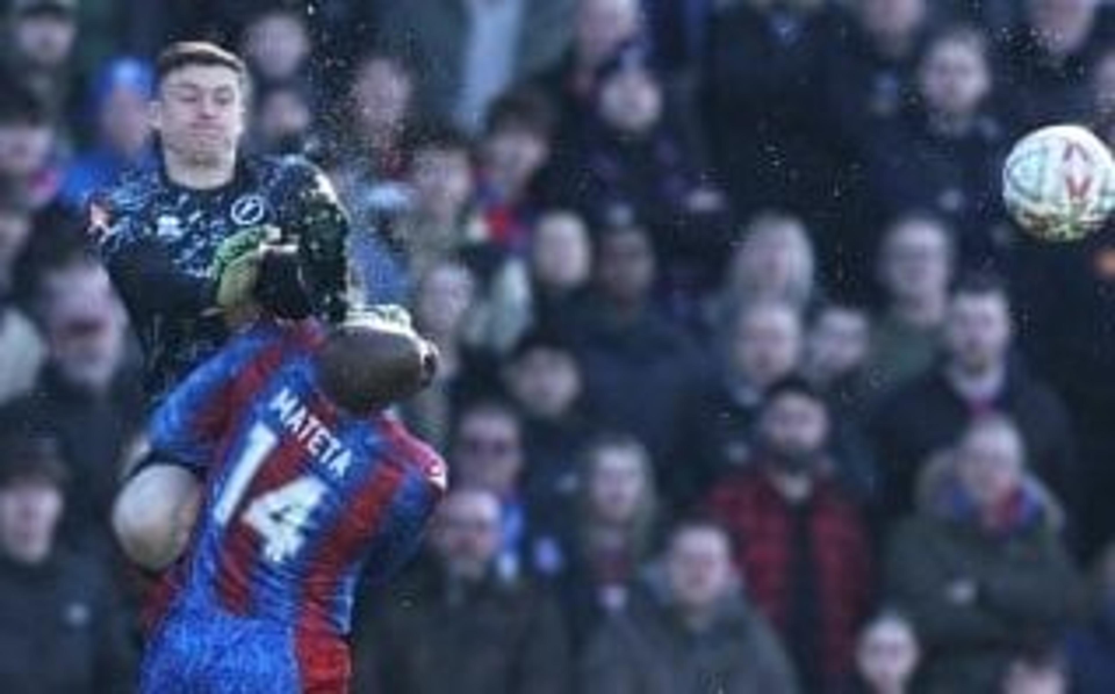 Mateta é hospitalizado após entrada violenta em jogo do Crystal Palace; veja lance