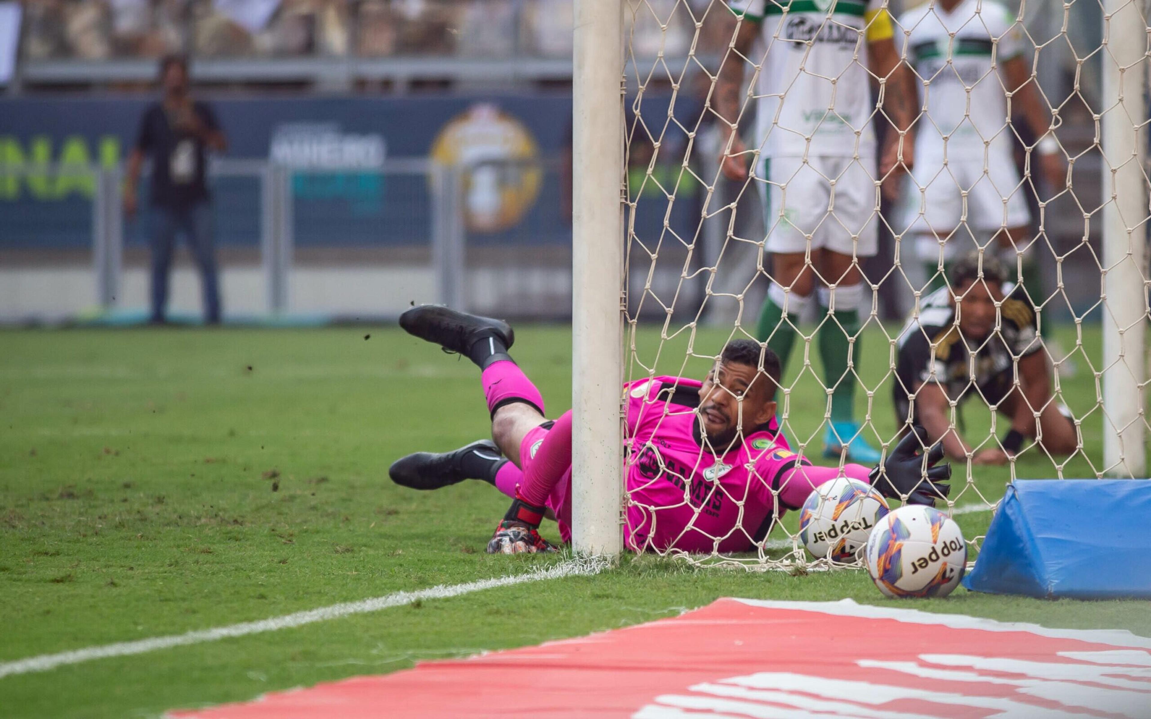 Atlético-MG abre o placar com falha grave do goleiro do América; veja