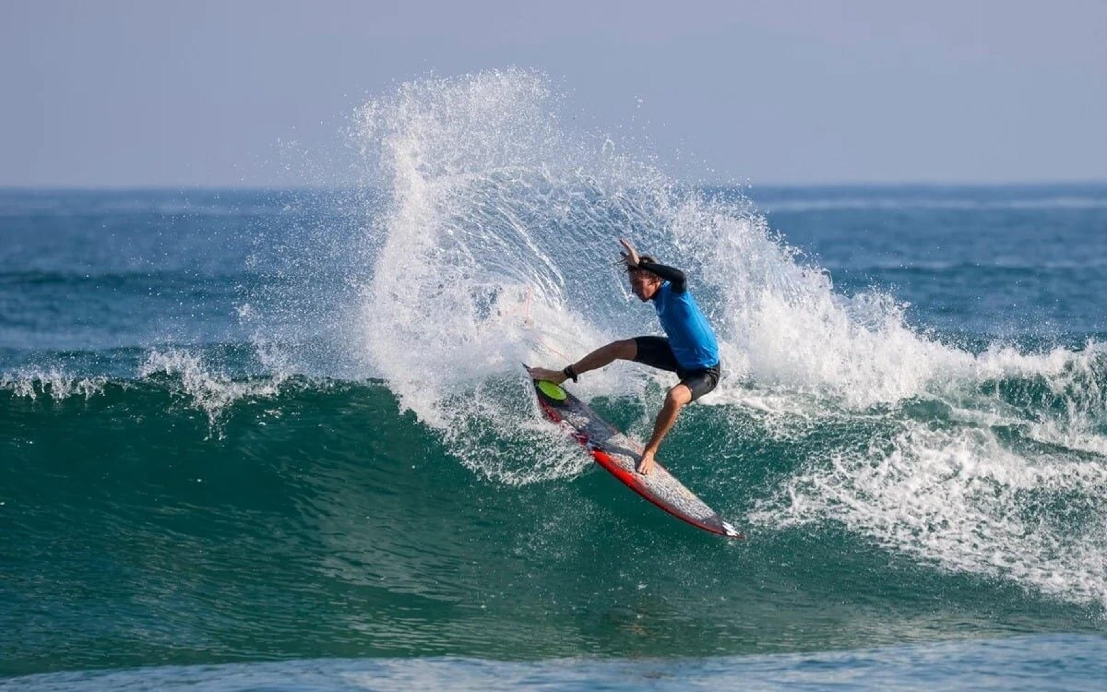 Surfistas jovens brasileiros competem por destaque no WSL Señoritas Open Pro