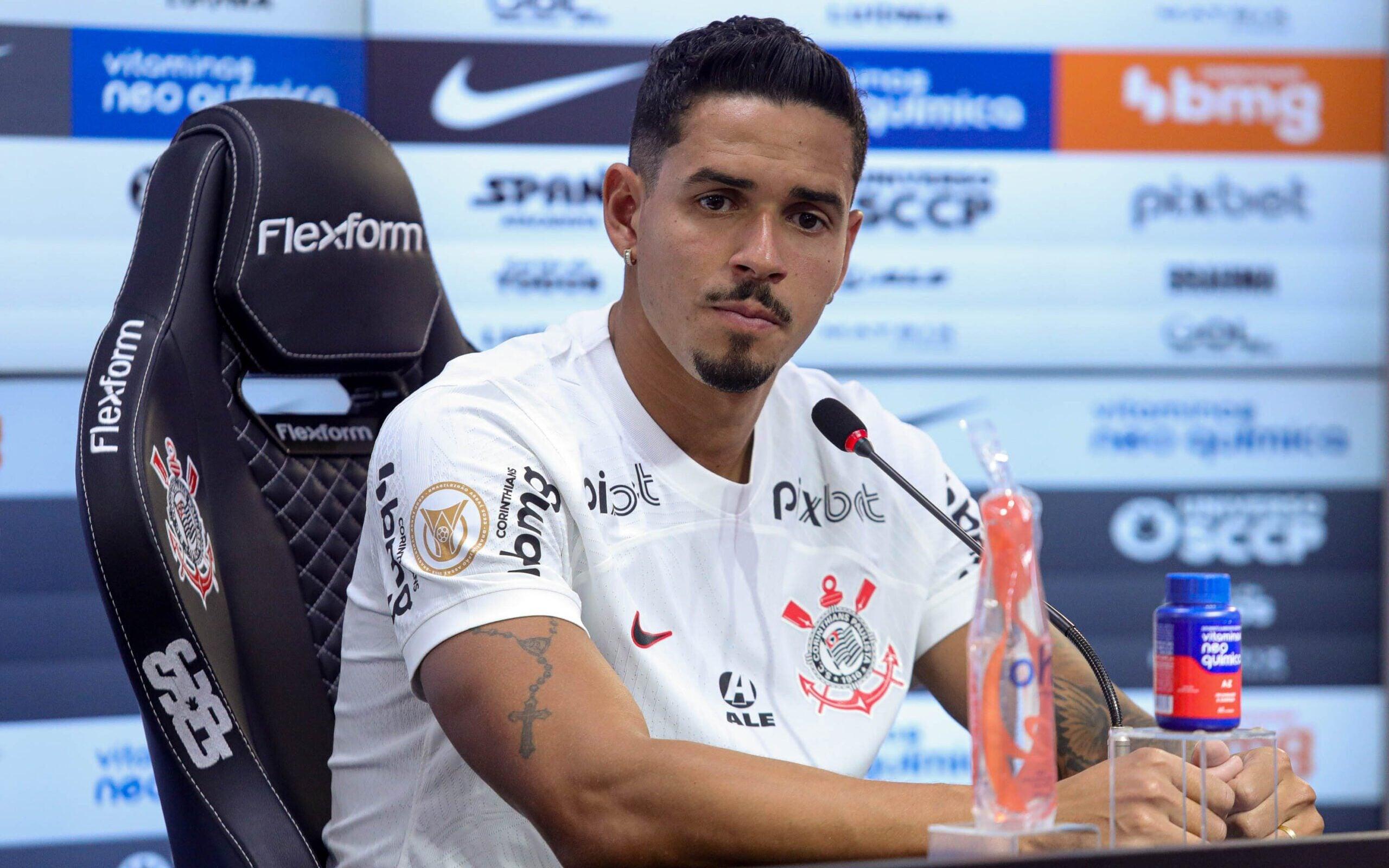 Cadê o Veríssimo? Torcedores cobram estreia do defensor