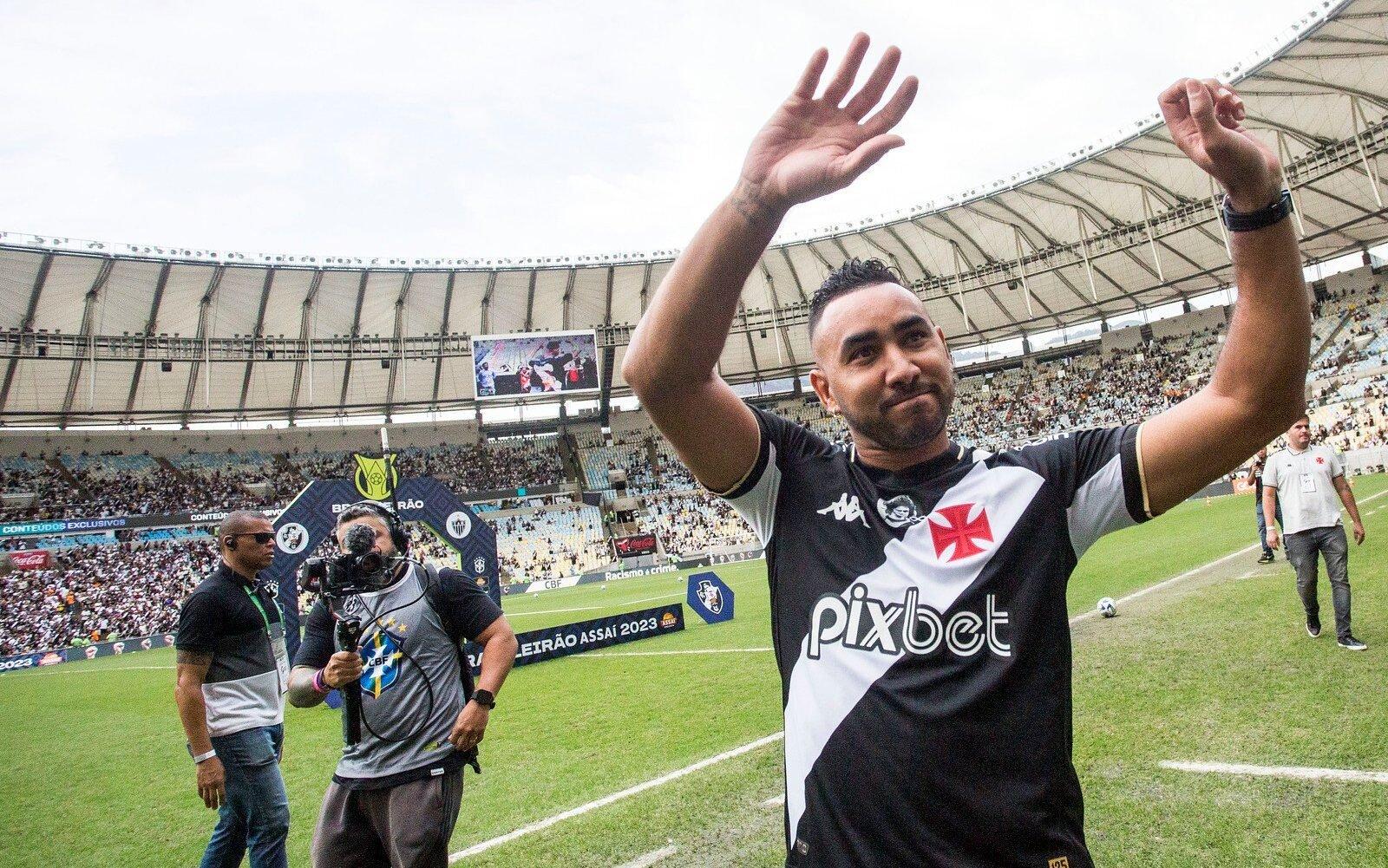 Payet é Apresentado No Maracanã Recebe Camisa Da Neta De Dinamite E Em Português Afirma Aqui 6932