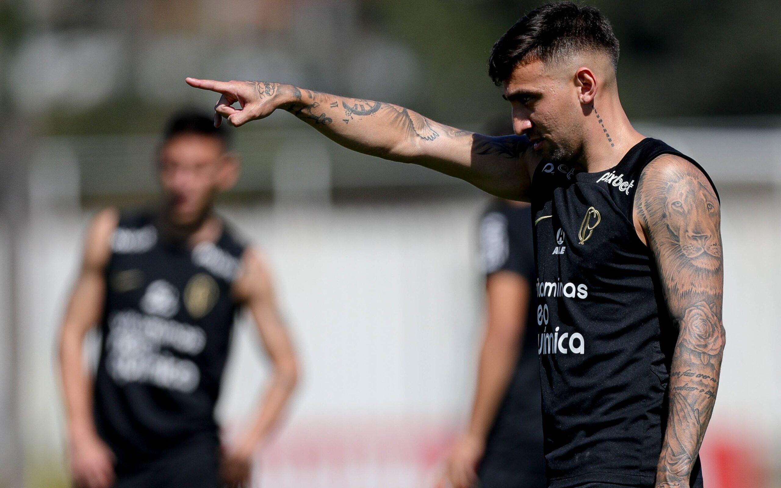 Corinthians relaciona e renova com Gustavo Mosquito - Lance!