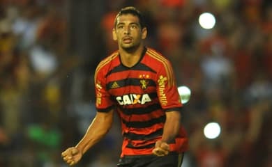 Corinthians se agita no mercado e vai em busca de ex-Flamengo