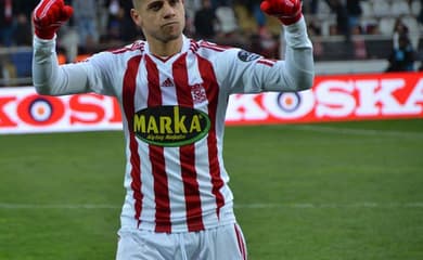 Capitão de time da Premier League desmaia em campo, e jogo é encerrado