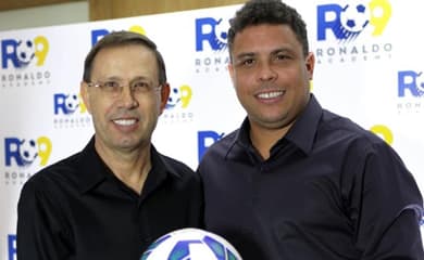 Ronaldo leva jovens para jogar futebol e aprender inglês nos EUA