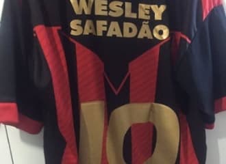 Wesley, do Flamengo, promove partida beneficente no bairro onde