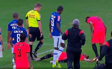 Um Jogador De Futebol Bate A Bola Diretamente No Quadro, Efeito De