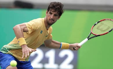 Atleta masculino sério na quadra de tênis para uma competição com