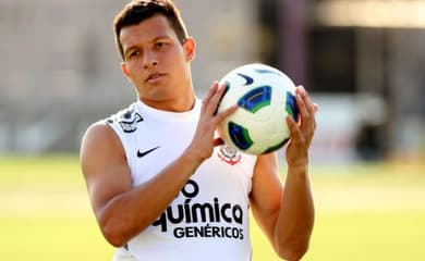 Atacante ex-Corinthians volta ao futebol europeu e acerta com