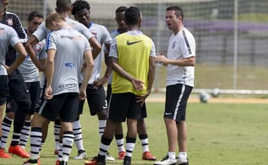 Se incomodar muito, tá na rua. É assim no futebol de base.