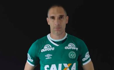 Com camisa em homenagem à Chapecoense, Monteiro vence Rogerinho em