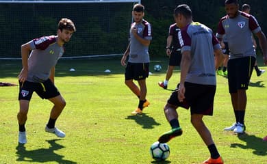 Pequeno Jogador Futebol Chutando Uma Bola Jogo Treinamento Campo