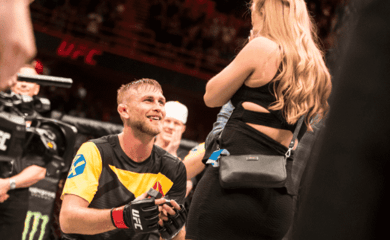 Ainda no octógono, Gustafsson pede namorada em casamento no UFC - Lance!