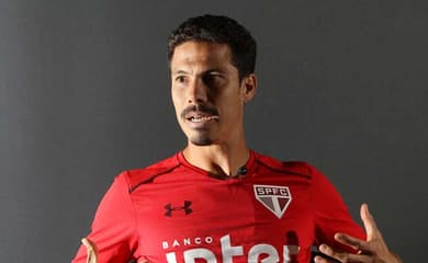 Por quê? Meia do Arsenal posta foto com camisa do SÃO PAULO! 